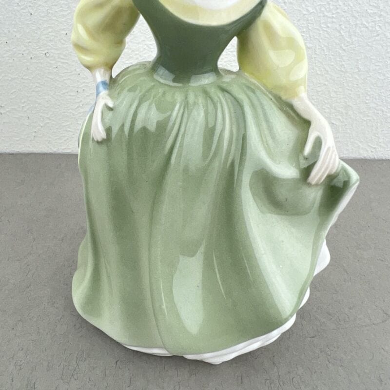 Antica Scultura Statuina in Porcellana inglese Royal Doulton Dama 1966 vintage Categoria  Ceramiche e Porcellane