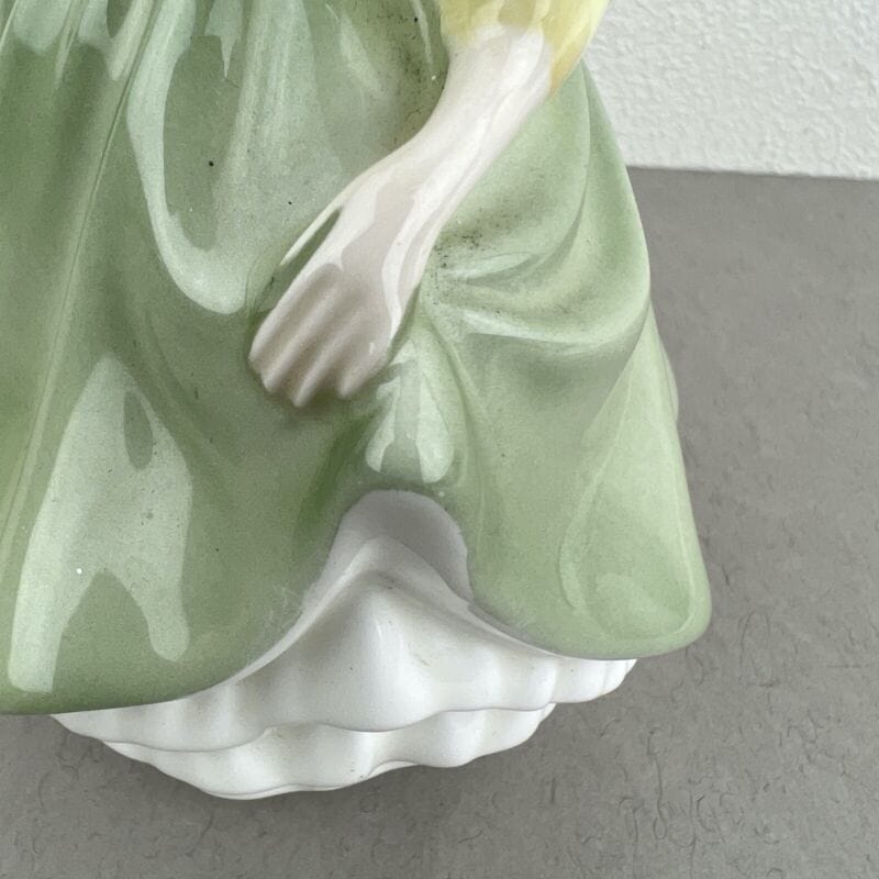Antica Scultura Statuina in Porcellana inglese Royal Doulton Dama 1966 vintage Categoria  Ceramiche e Porcellane