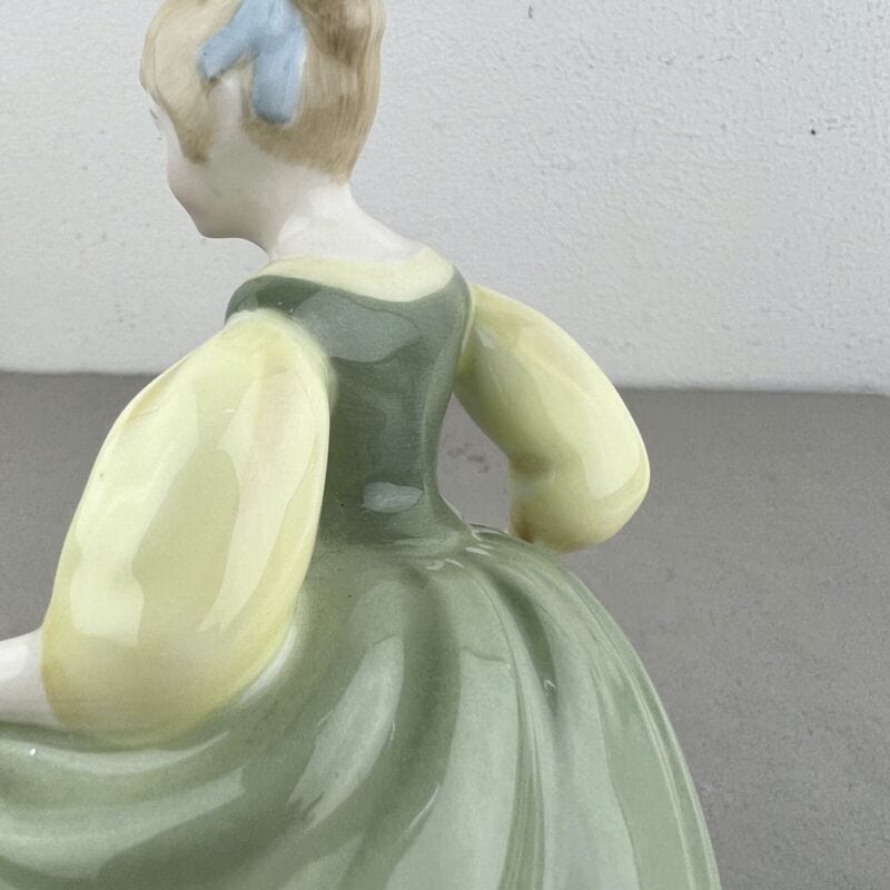 Antica Scultura Statuina in Porcellana inglese Royal Doulton Dama 1966 vintage Categoria  Ceramiche e Porcellane