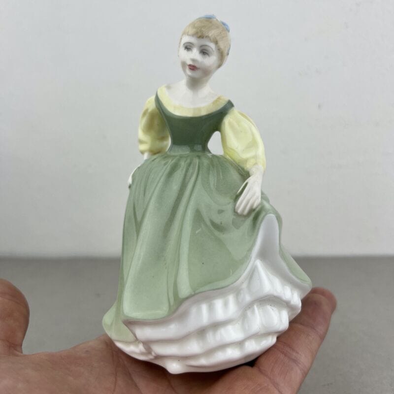 Antica Scultura Statuina in Porcellana inglese Royal Doulton Dama 1966 vintage Categoria  Ceramiche e Porcellane