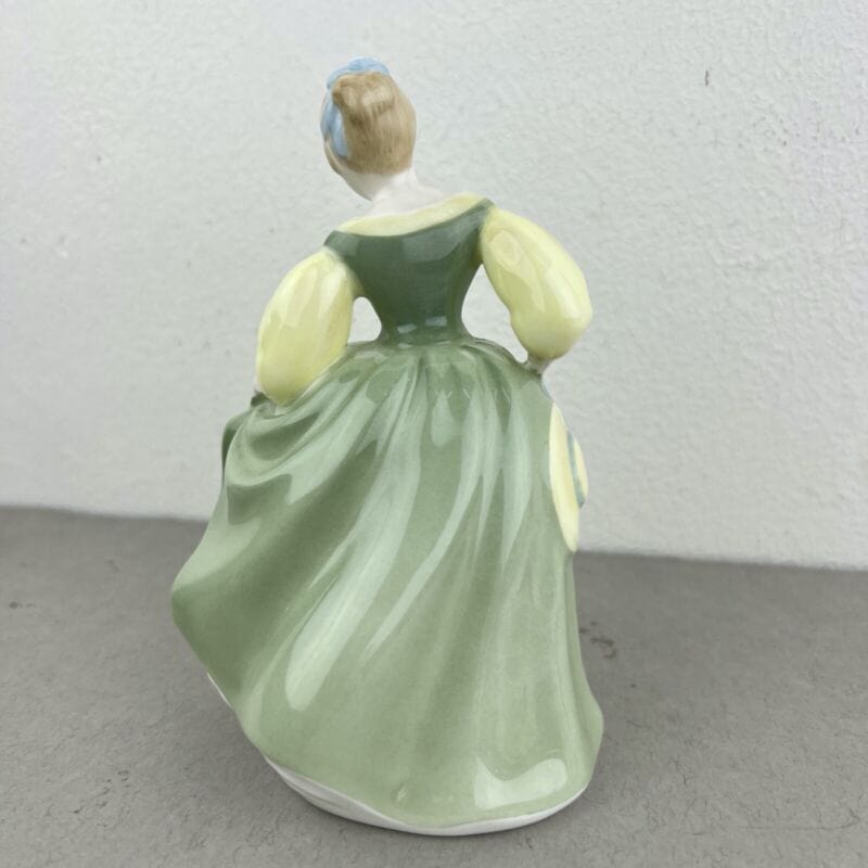 Antica Scultura Statuina in Porcellana inglese Royal Doulton Dama 1966 vintage Categoria  Ceramiche e Porcellane