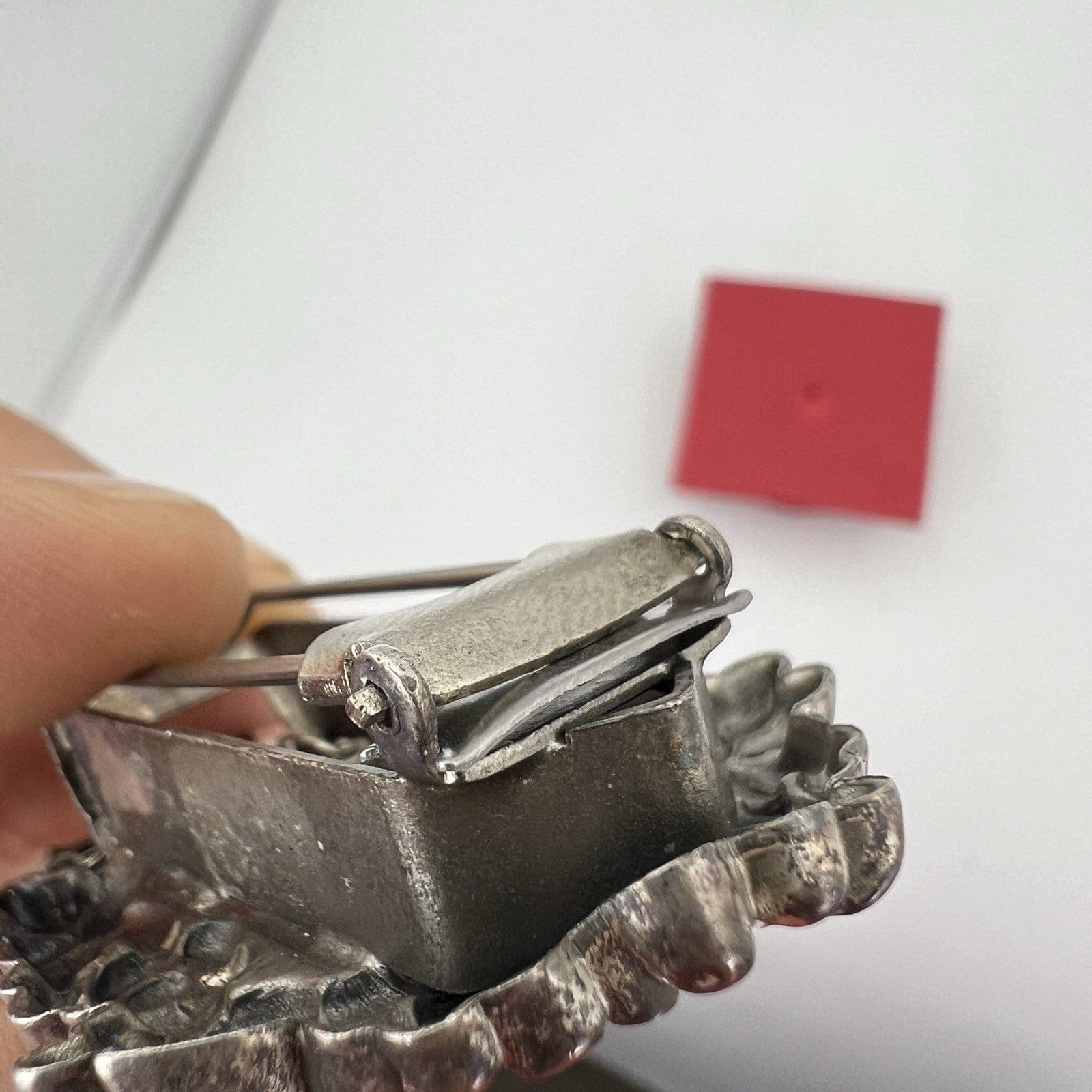 Antica spilla da collezione Pegasus anni '60 Orologio a Cucu Fermaglio Coro Categoria  Bigiotteria & Accessori