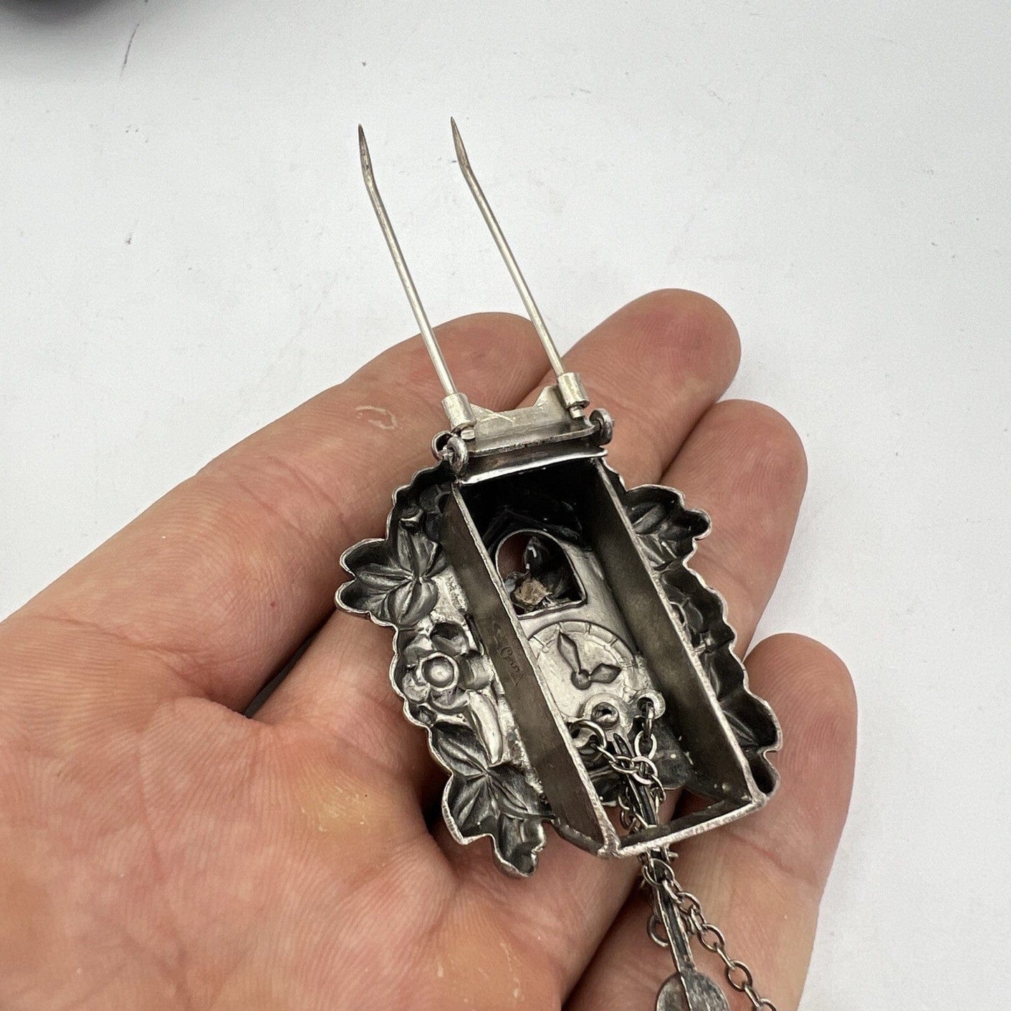 Antica spilla da collezione Pegasus anni '60 Orologio a Cucu Fermaglio Coro Categoria  Bigiotteria & Accessori