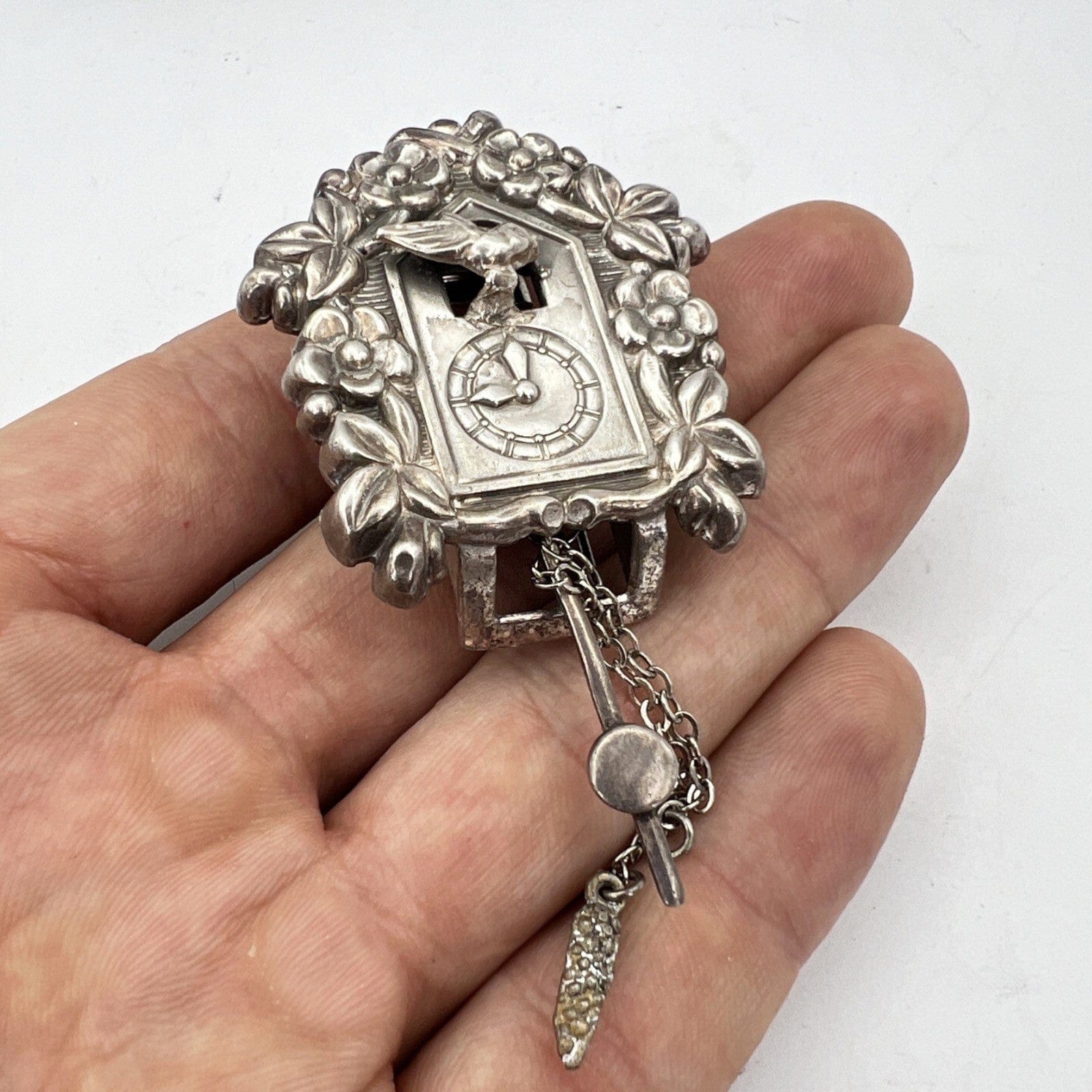 Antica spilla da collezione Pegasus anni '60 Orologio a Cucu Fermaglio Coro Categoria  Bigiotteria & Accessori