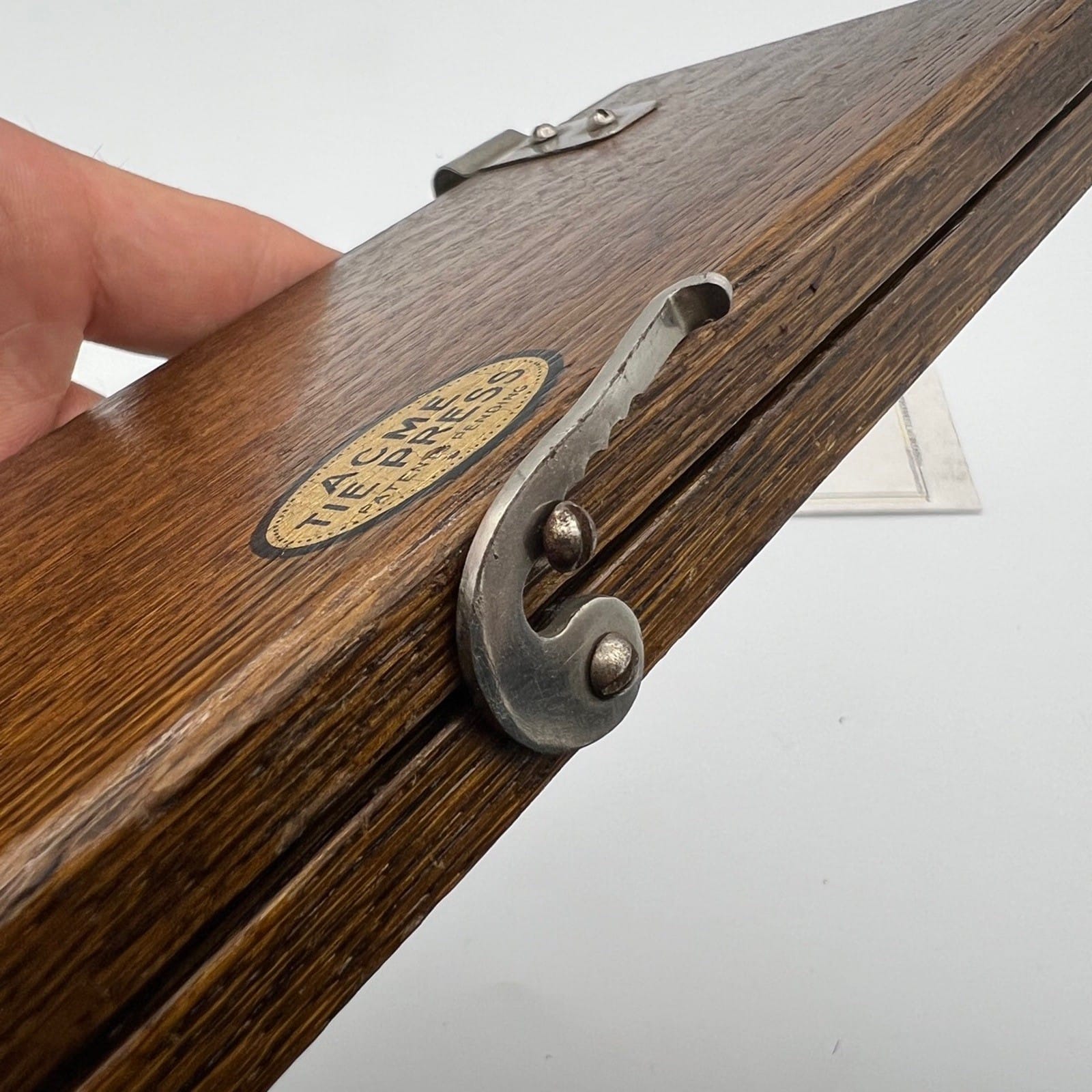 Antica stira cravatte vintage in legno e metallo piccola pressa manuale inglese Categoria  Attrezzi e Strumenti