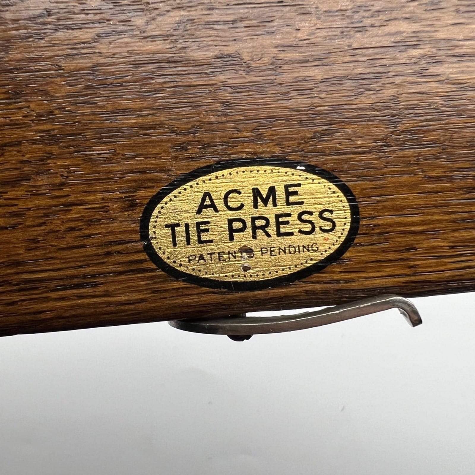 Antica stira cravatte vintage in legno e metallo piccola pressa manuale inglese Categoria  Attrezzi e Strumenti