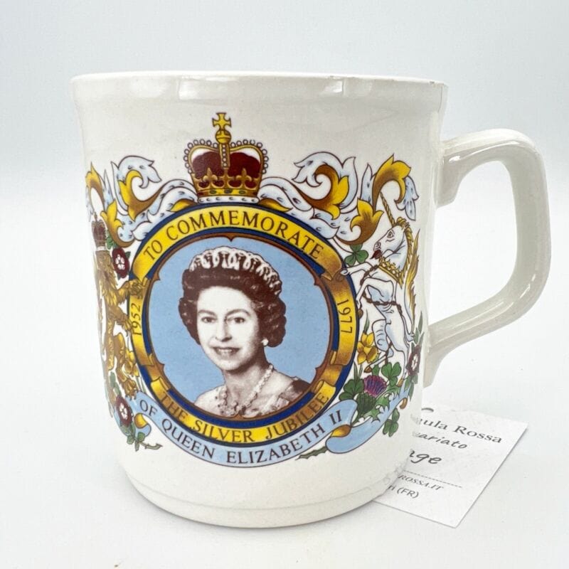 Antica Tazza Mug in Ceramica Inglese Elisabetta II Casa Reale commemorativa 1977 Categoria  Ceramiche e Porcellane
