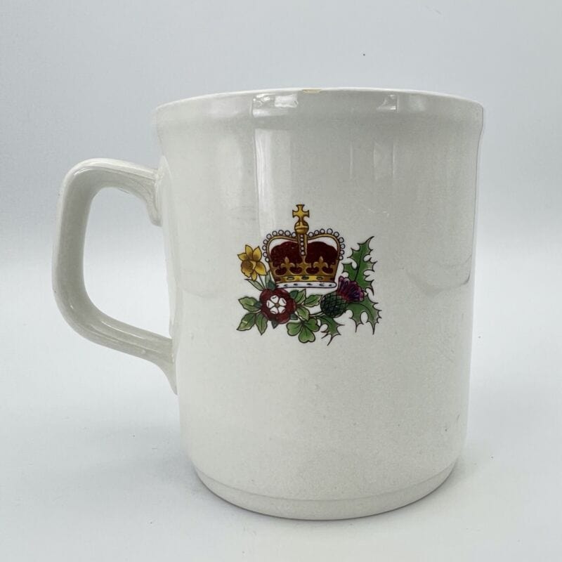 Antica Tazza Mug in Ceramica Inglese Elisabetta II Casa Reale commemorativa 1977 Categoria  Ceramiche e Porcellane