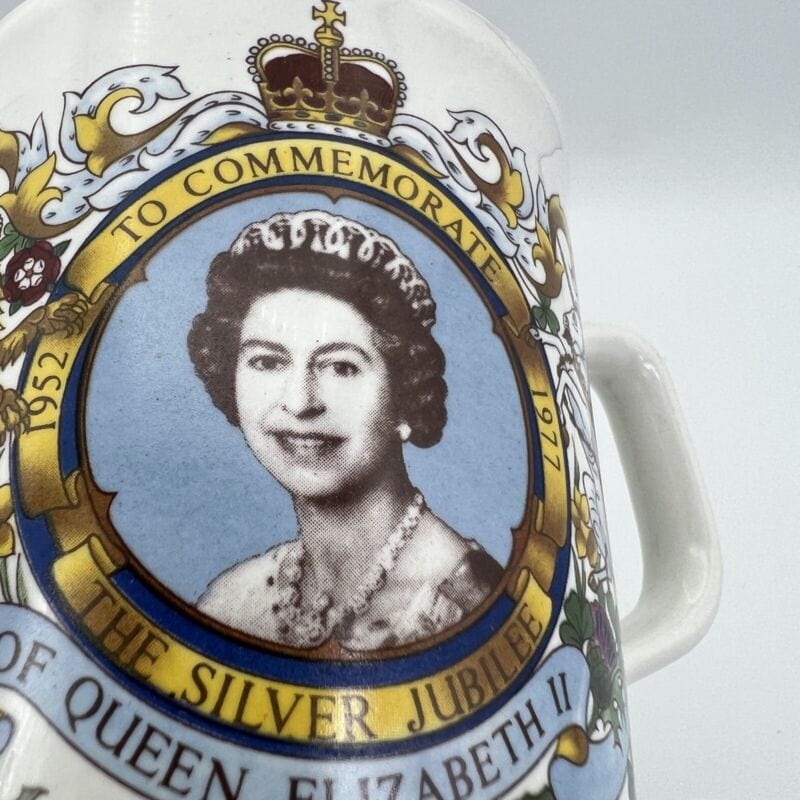 Antica Tazza Mug in Ceramica Inglese Elisabetta II Casa Reale commemorativa 1977 Categoria  Ceramiche e Porcellane