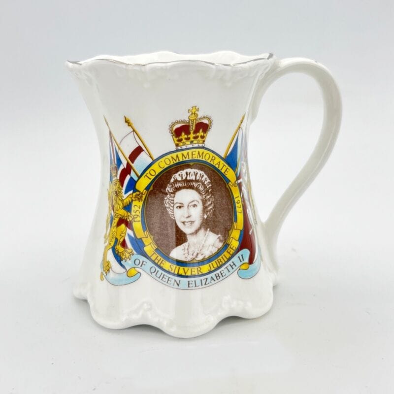 Antica Tazza Mug Inglese Regina Elisabetta II Casa Reale commemorativa 1977 Categoria  Ceramiche e Porcellane