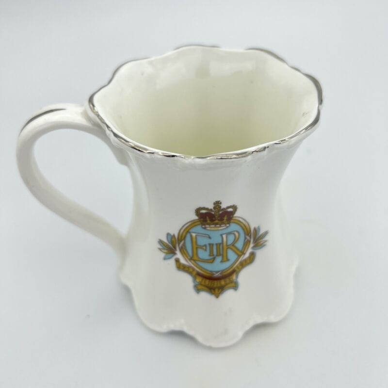 Antica Tazza Mug Inglese Regina Elisabetta II Casa Reale commemorativa 1977 Categoria  Ceramiche e Porcellane