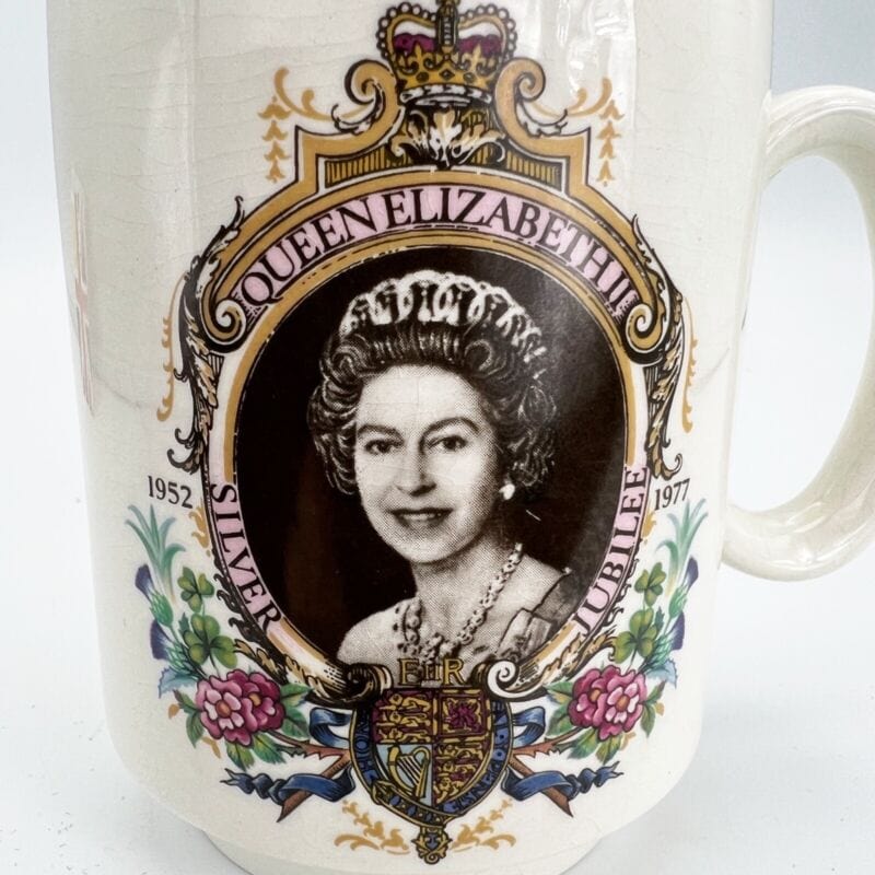 Antica Tazza Mug Inglese Regina Elisabetta II Casa Reale commemorativa 1977 Categoria  Boccali