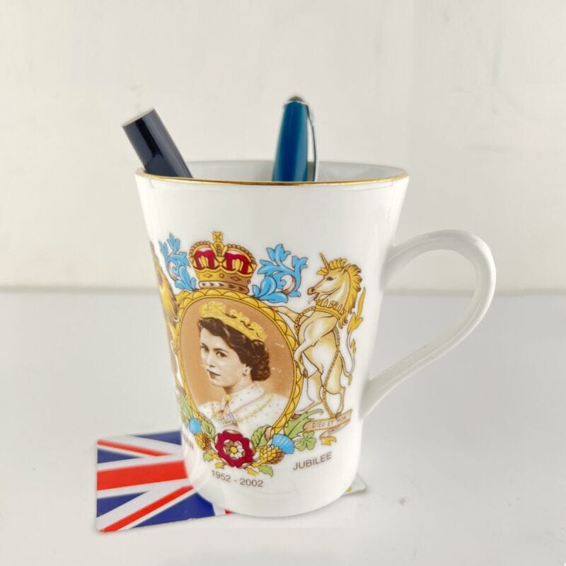 Antica Tazza Mug Portapenne Inglese Giubileo Oro Regina Elisabetta II Casa Reale Categoria  Boccali