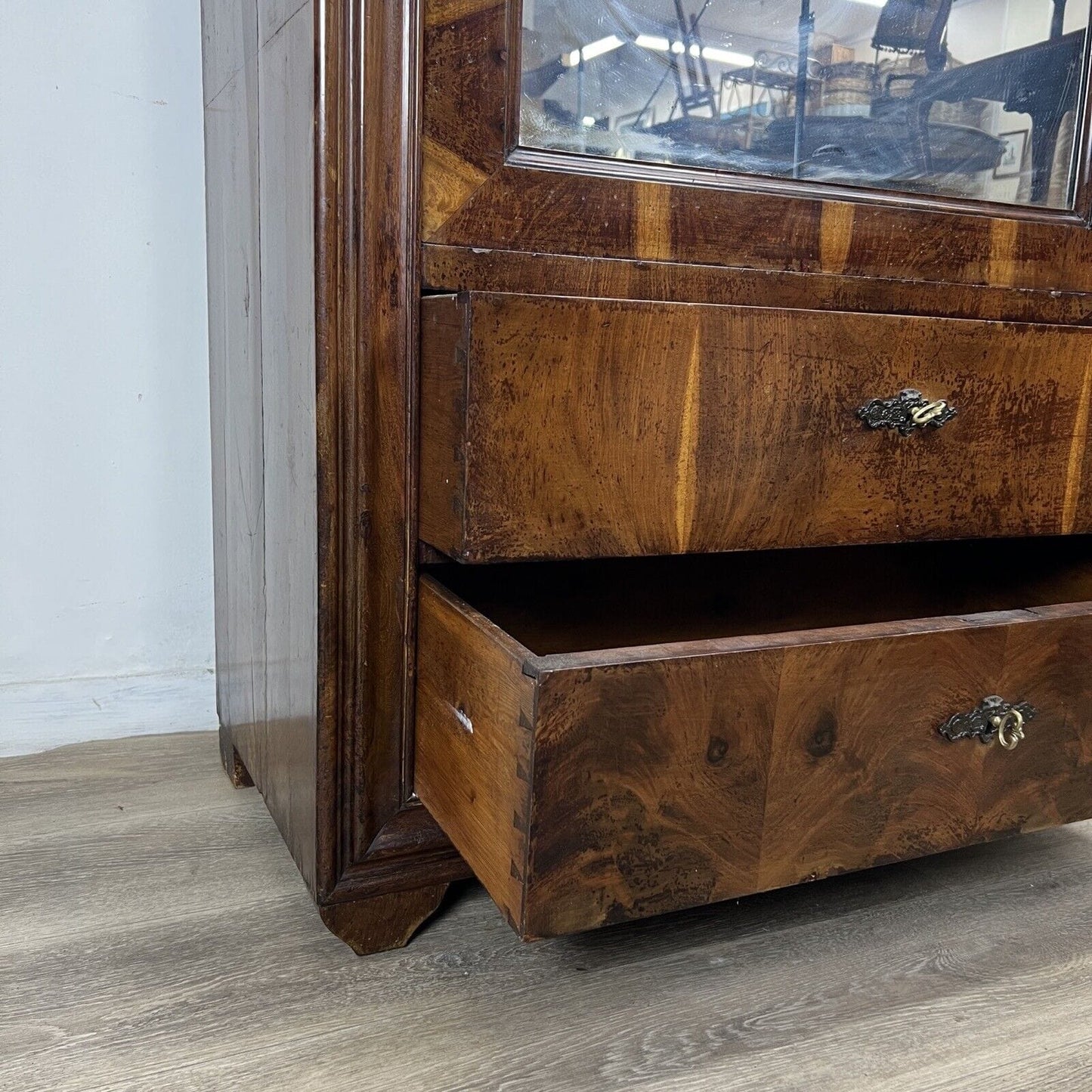 Antico Armadio dell'800 credenza in noce stile Luigi Filippo Mobile con specchio Categoria  Vetrine