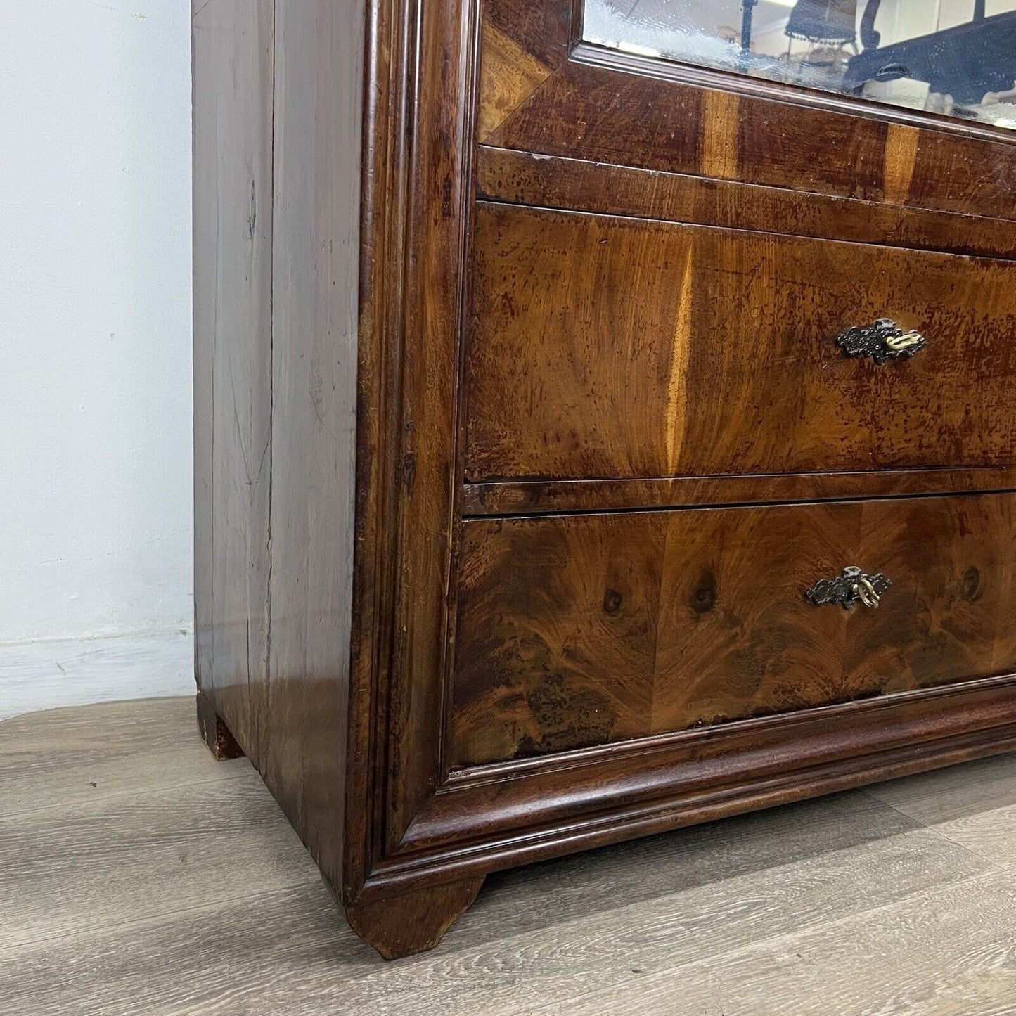 Antico Armadio dell'800 credenza in noce stile Luigi Filippo Mobile con specchio Categoria  Vetrine