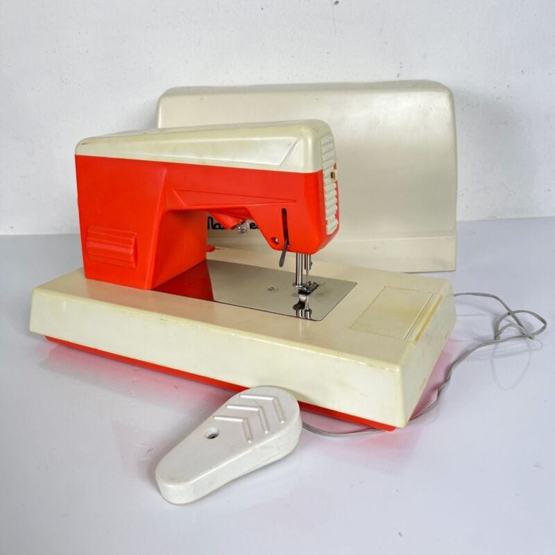 Macchina da cucire Necchi. Vintage anni 1970 circa - Elettrodomestici Macchina da cucire Necchi. Vintage anni 1970 circa - Elettrodomestici