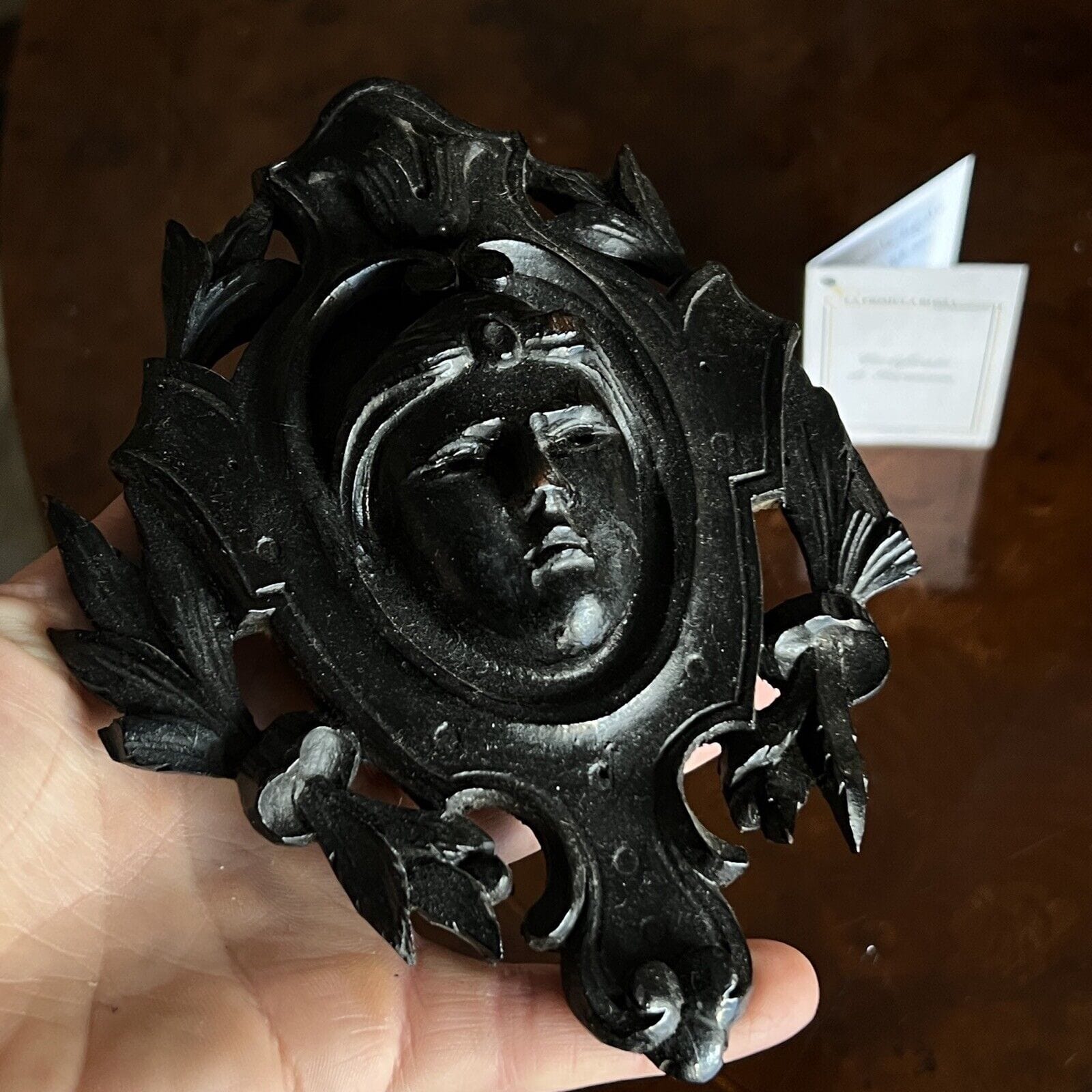 Antico intaglio decorativo Fregio in legno nero con volto di donna d' epoca 800 Categoria  Cimase-Fregi-Intagli in legno