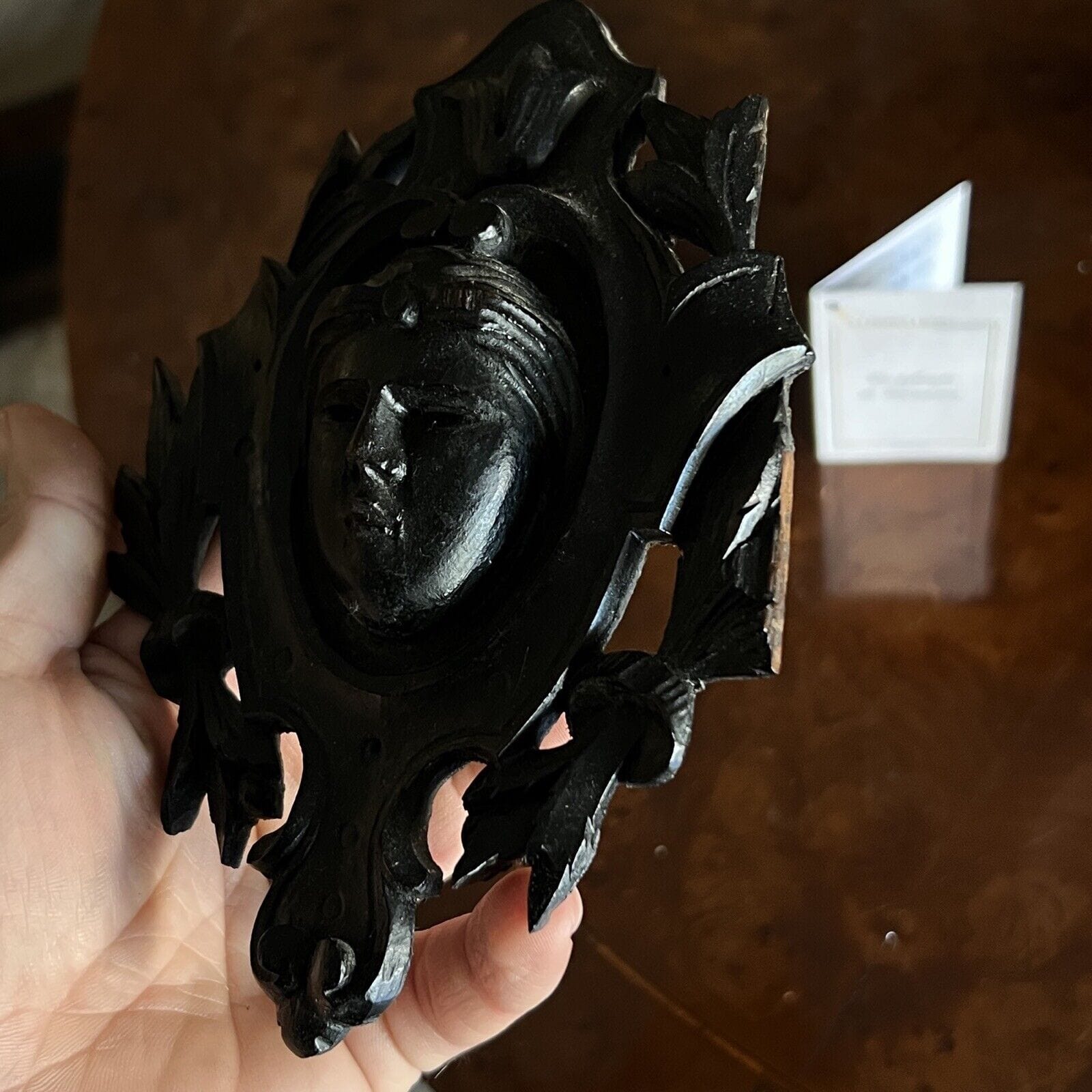 Antico intaglio decorativo Fregio in legno nero con volto di donna d' epoca 800 Categoria  Cimase-Fregi-Intagli in legno