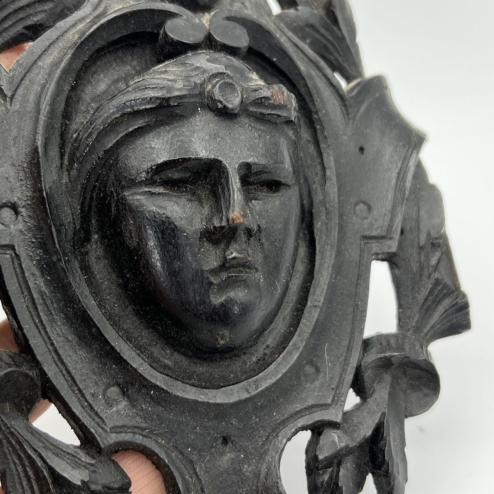 Antico intaglio decorativo Fregio in legno nero con volto di donna d' epoca 800 Categoria  Cimase-Fregi-Intagli in legno