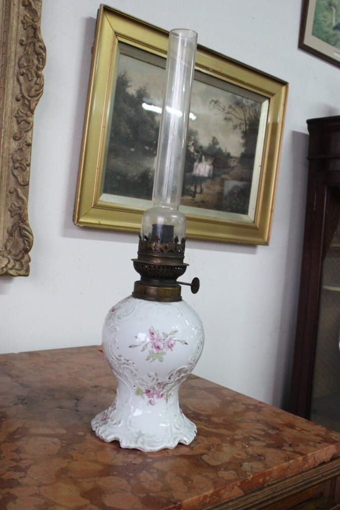 ANTICO LUME A PETROLIO IN CERAMICA H cm 48  LAMPADA D'EPOCA DA TAVOLO Categoria  Lampade Appliques