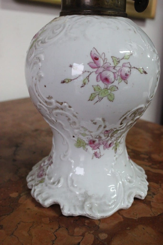 ANTICO LUME A PETROLIO IN CERAMICA H cm 48  LAMPADA D'EPOCA DA TAVOLO Categoria  Lampade Appliques