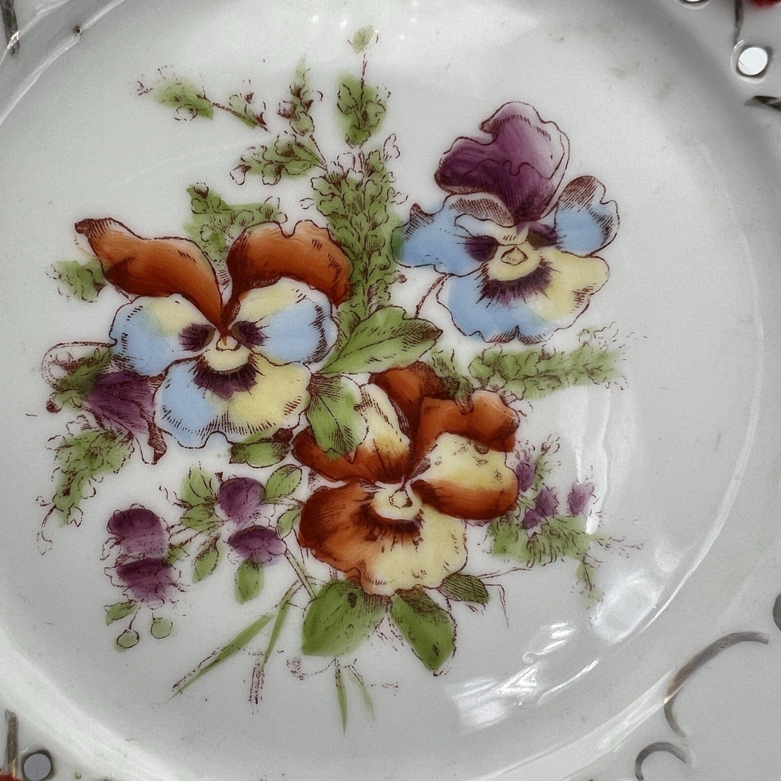 Antico piatto decorativo in porcellana con bordo traforato Decoro fiori Primule Categoria  Piatti e Piattini