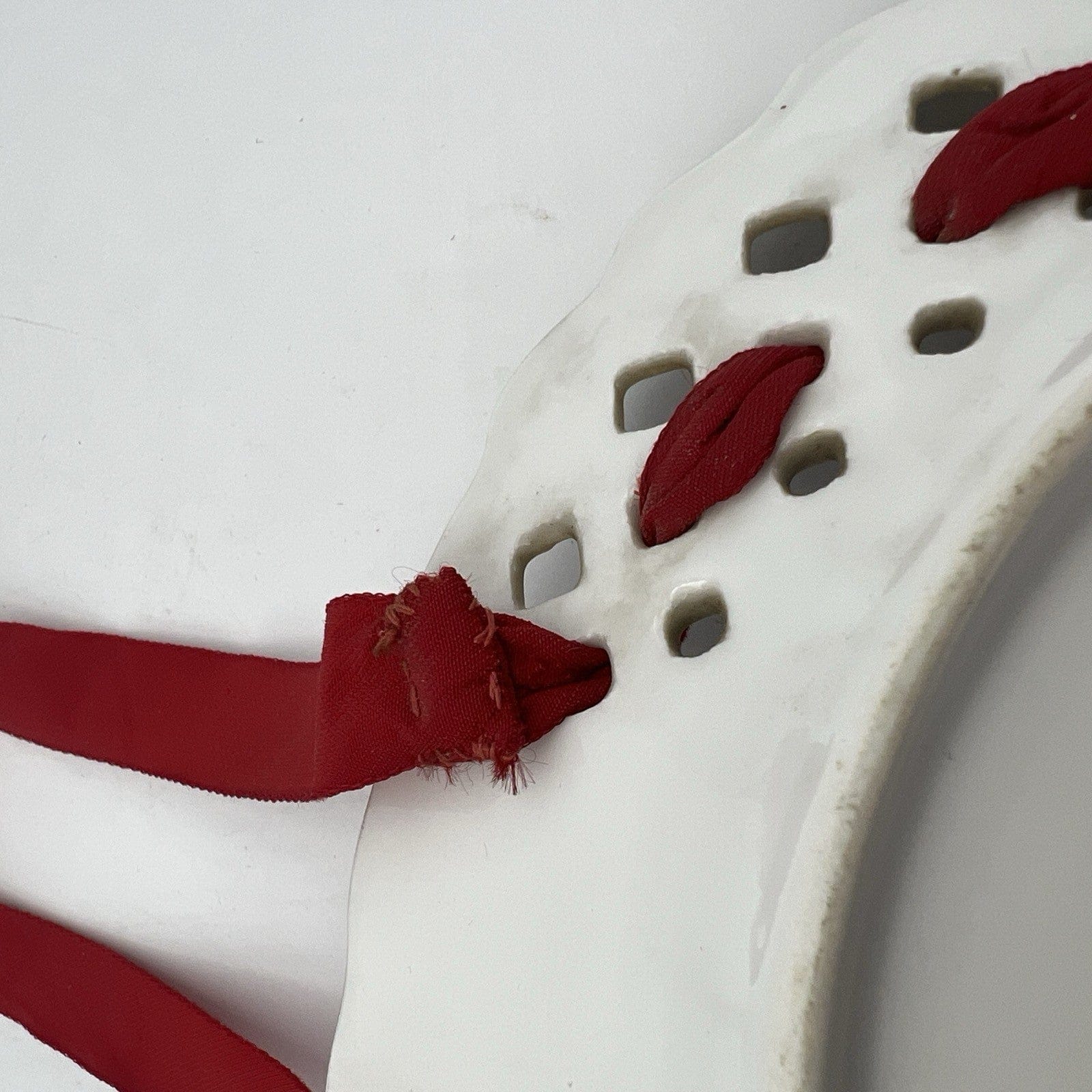 Antico piatto decorativo in porcellana con bordo traforato Decoro fiori Primule Categoria  Piatti e Piattini