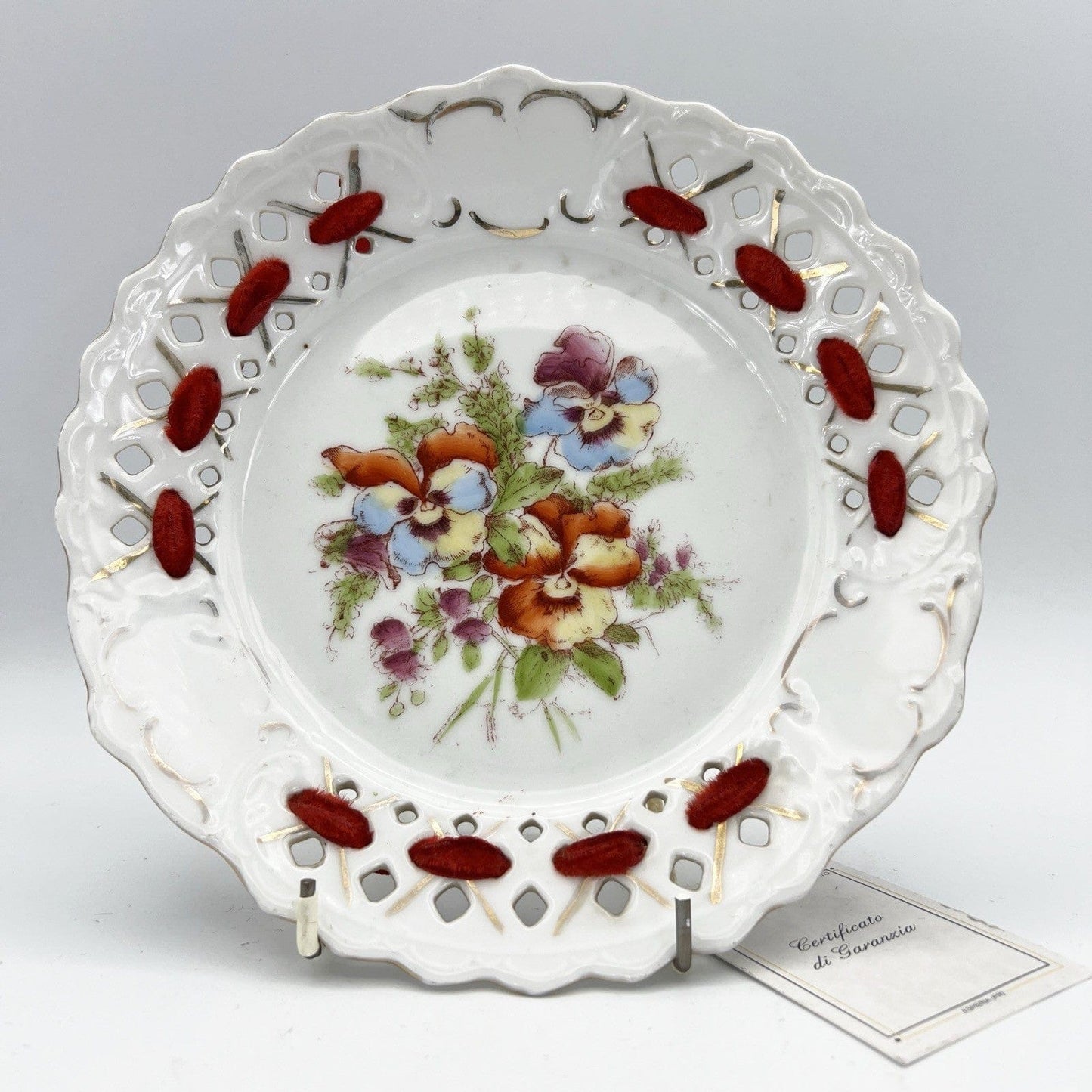 Antico piatto decorativo in porcellana con bordo traforato Decoro fiori Primule Categoria  Piatti e Piattini