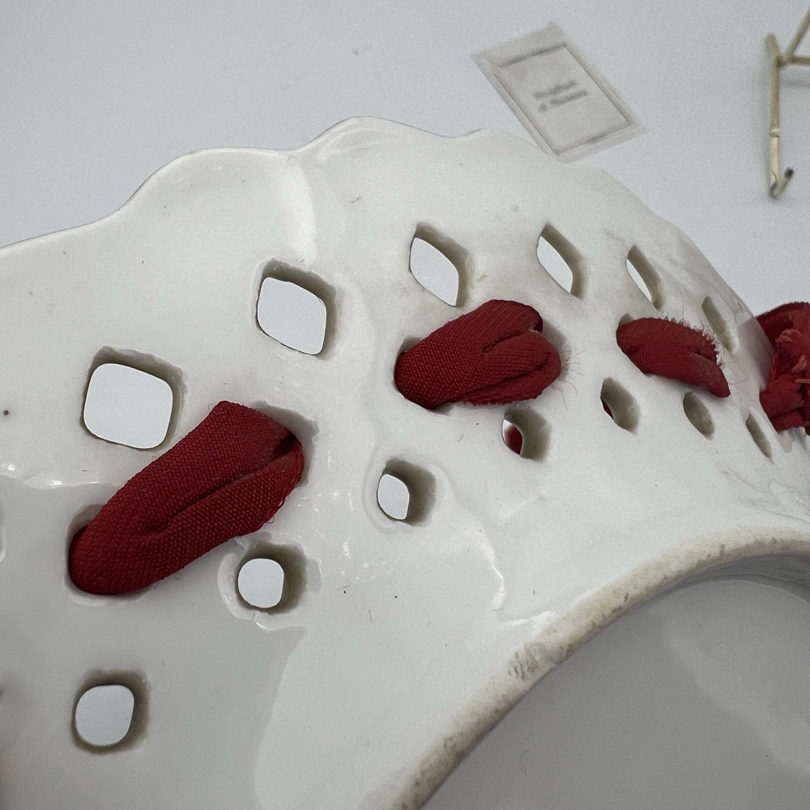 Antico piatto decorativo in porcellana con bordo traforato Decoro fiori Primule Categoria  Piatti e Piattini