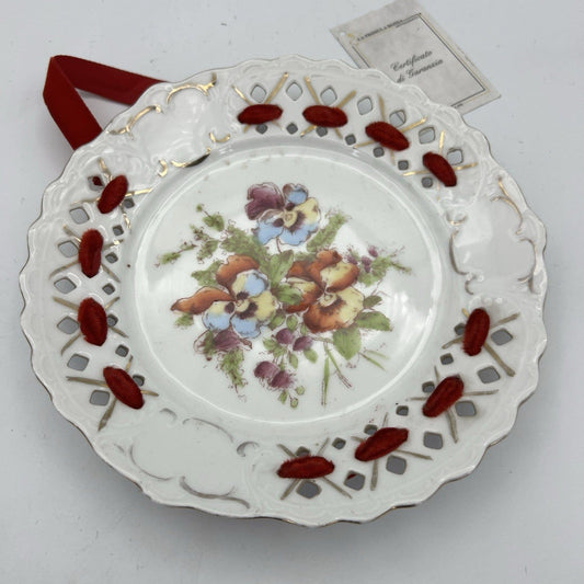 Antico piatto decorativo in porcellana con bordo traforato Decoro fiori Primule Categoria  Piatti e Piattini