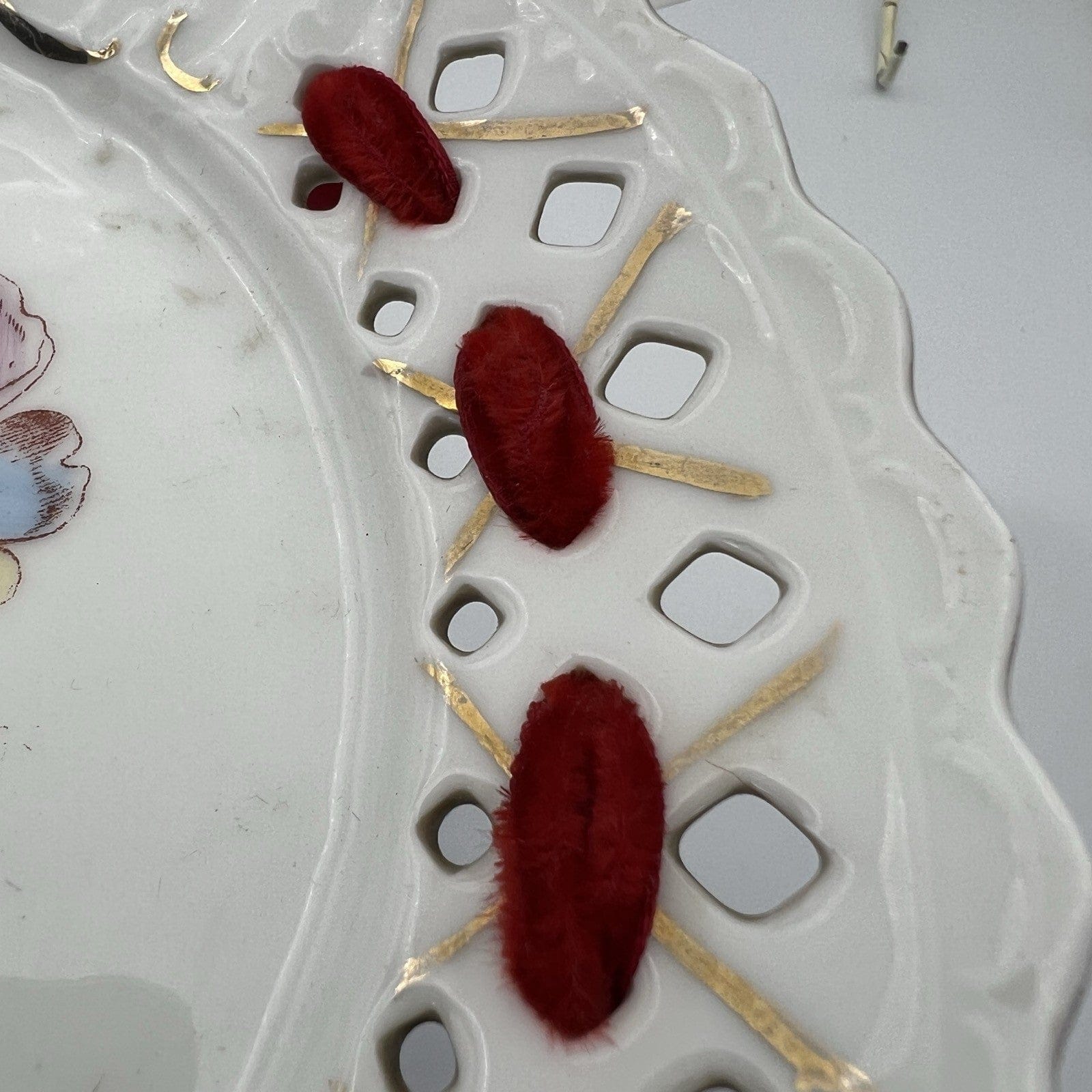 Antico piatto decorativo in porcellana con bordo traforato Decoro fiori Primule Categoria  Piatti e Piattini