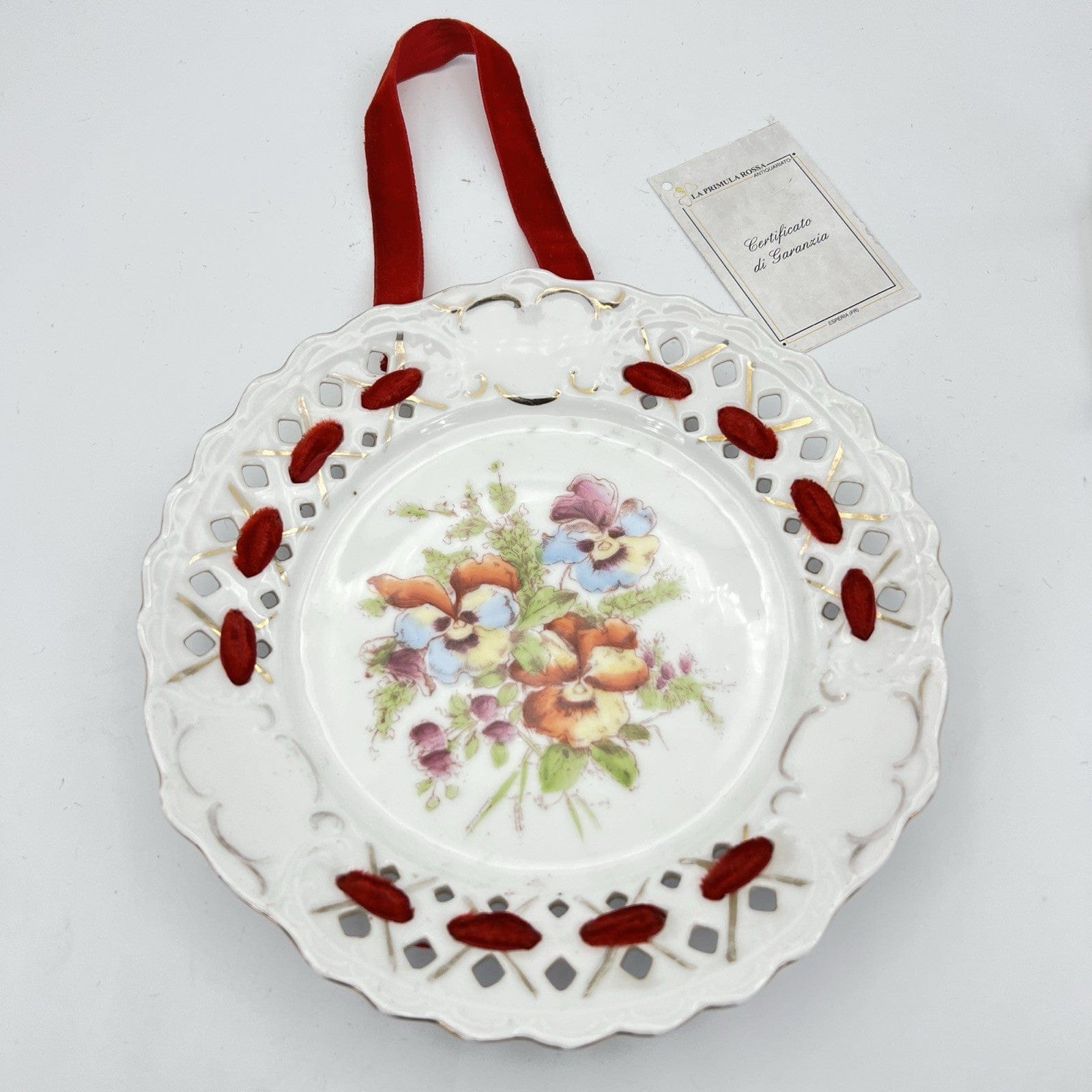 Antico piatto decorativo in porcellana con bordo traforato Decoro fiori Primule Categoria  Piatti e Piattini