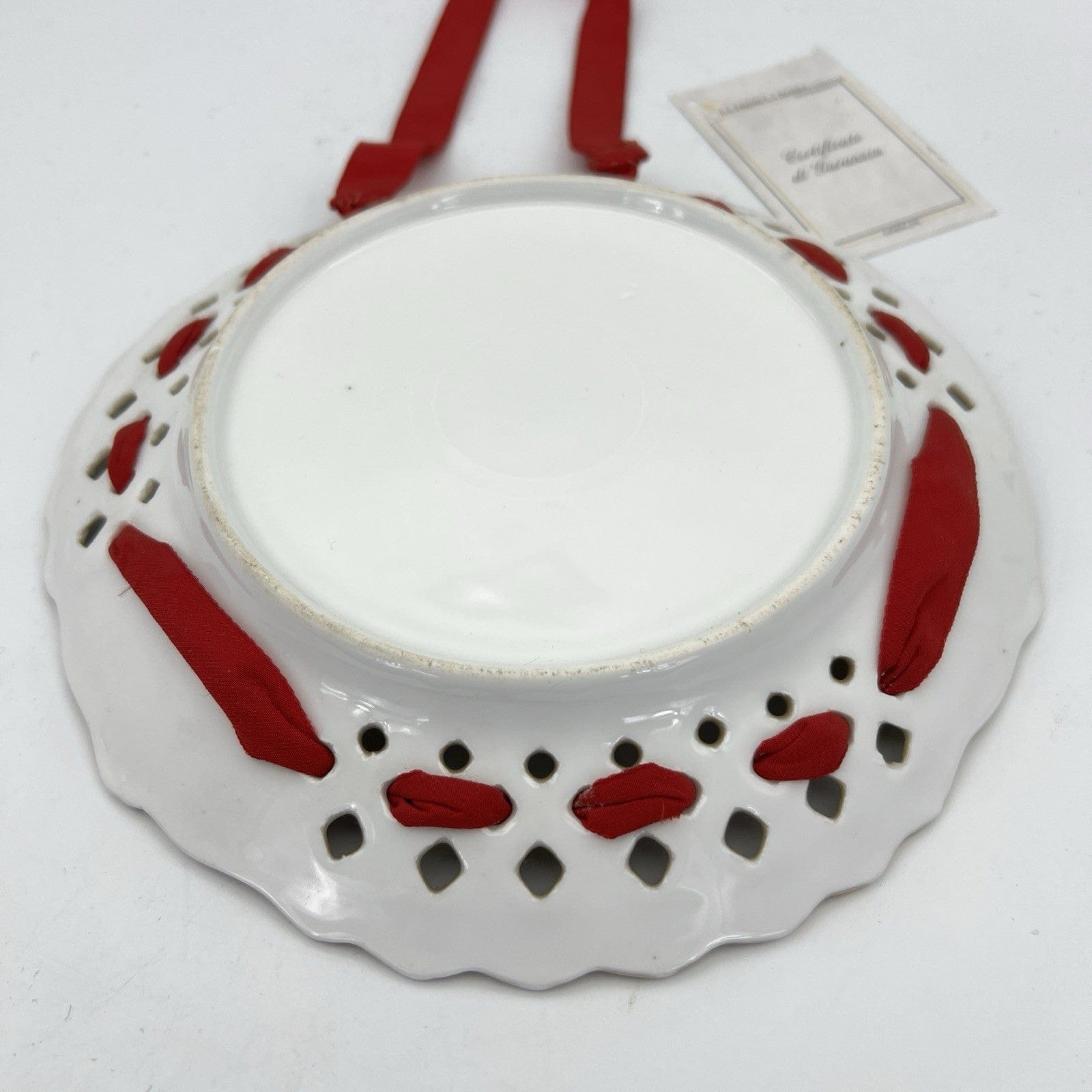 Antico piatto decorativo in porcellana con bordo traforato Decoro fiori Primule Categoria  Piatti e Piattini