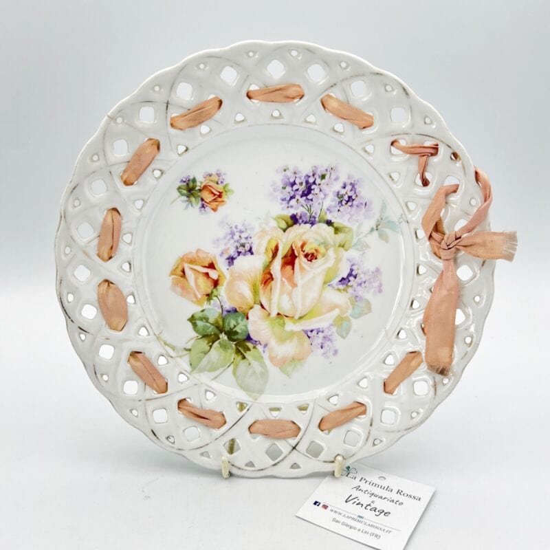 Antico piatto decorativo in porcellana con bordo traforato Decoro Rose e Viole Categoria  Piatti e Piattini