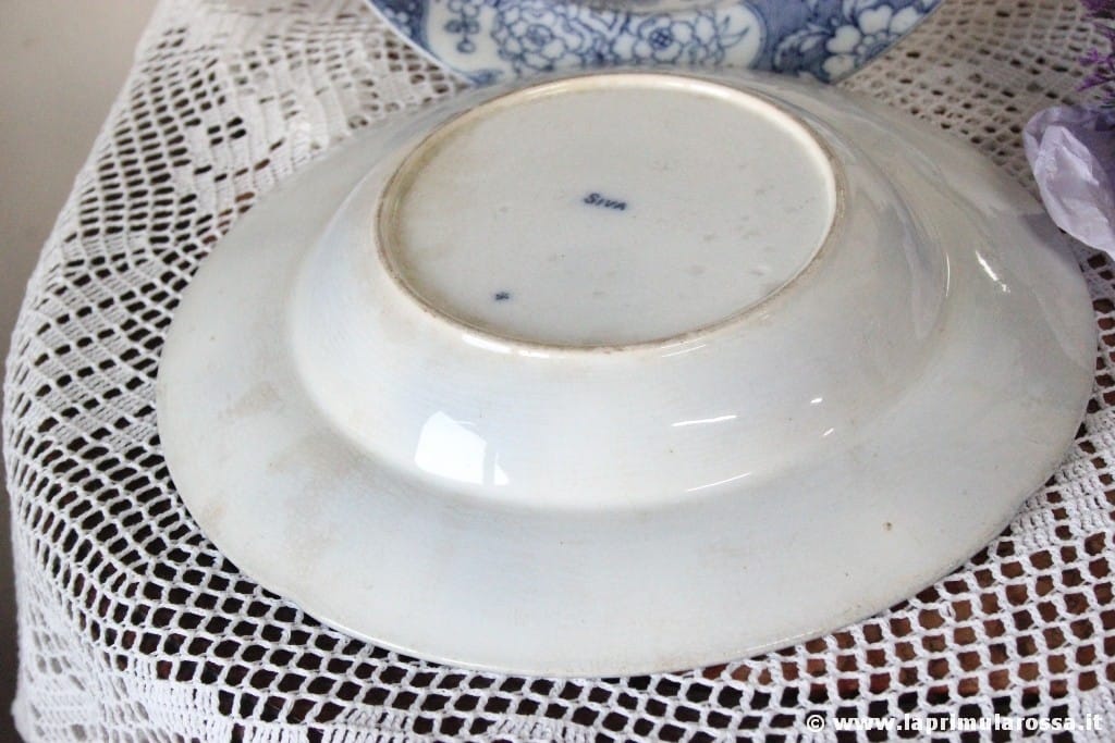 ANTICO PIATTO IN CERAMICA FIORI BIANCO E BLU OLD SIVA FLOW BLUE POTTERY PLATE Categoria  Piatti e Piattini