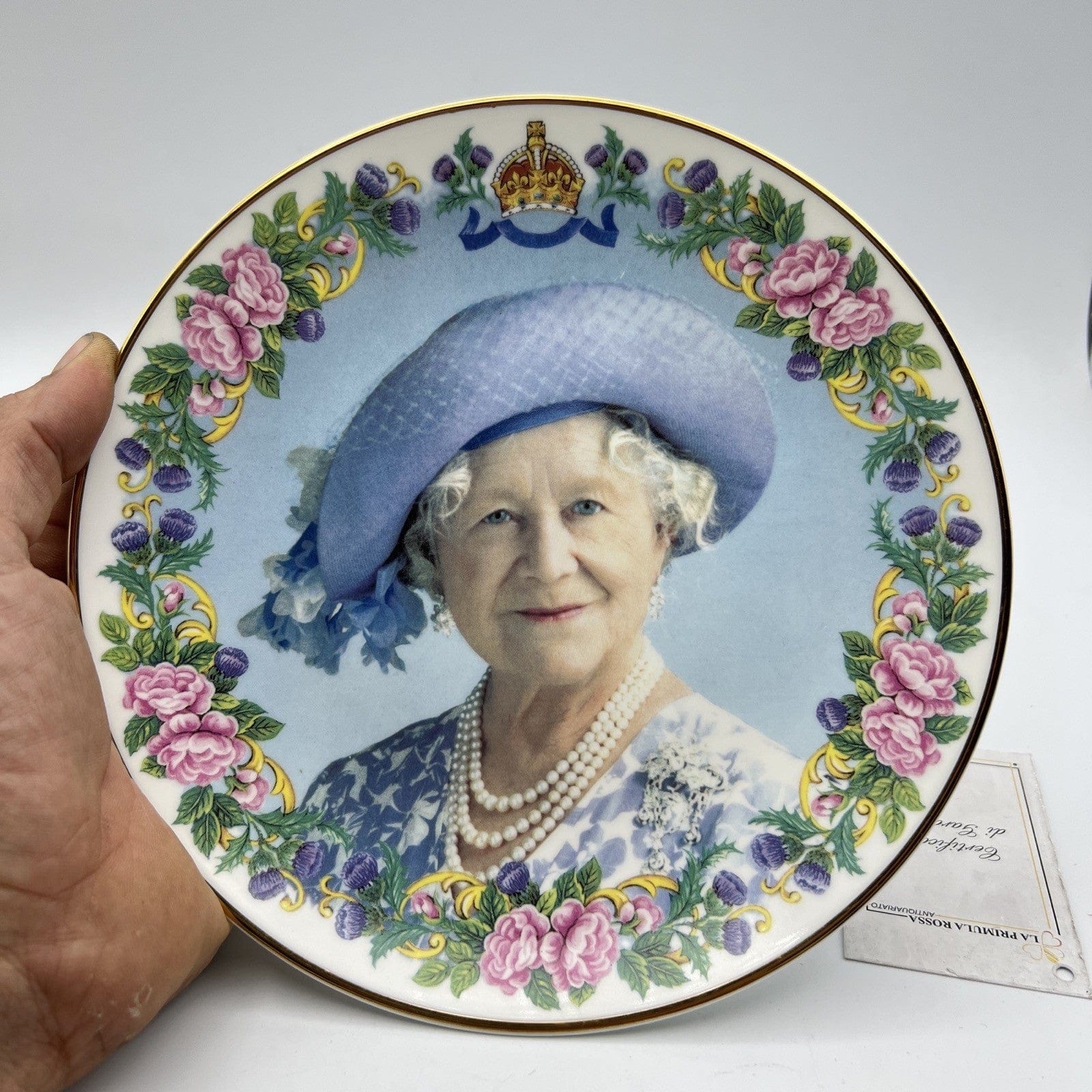 Antico piatto in Ceramica Inglese Regina Madre Elisabetta Casa Reale 100 anni Categoria  Arte e antiquariato:Porcellana e ceramica:Altro porcellana e ceramica