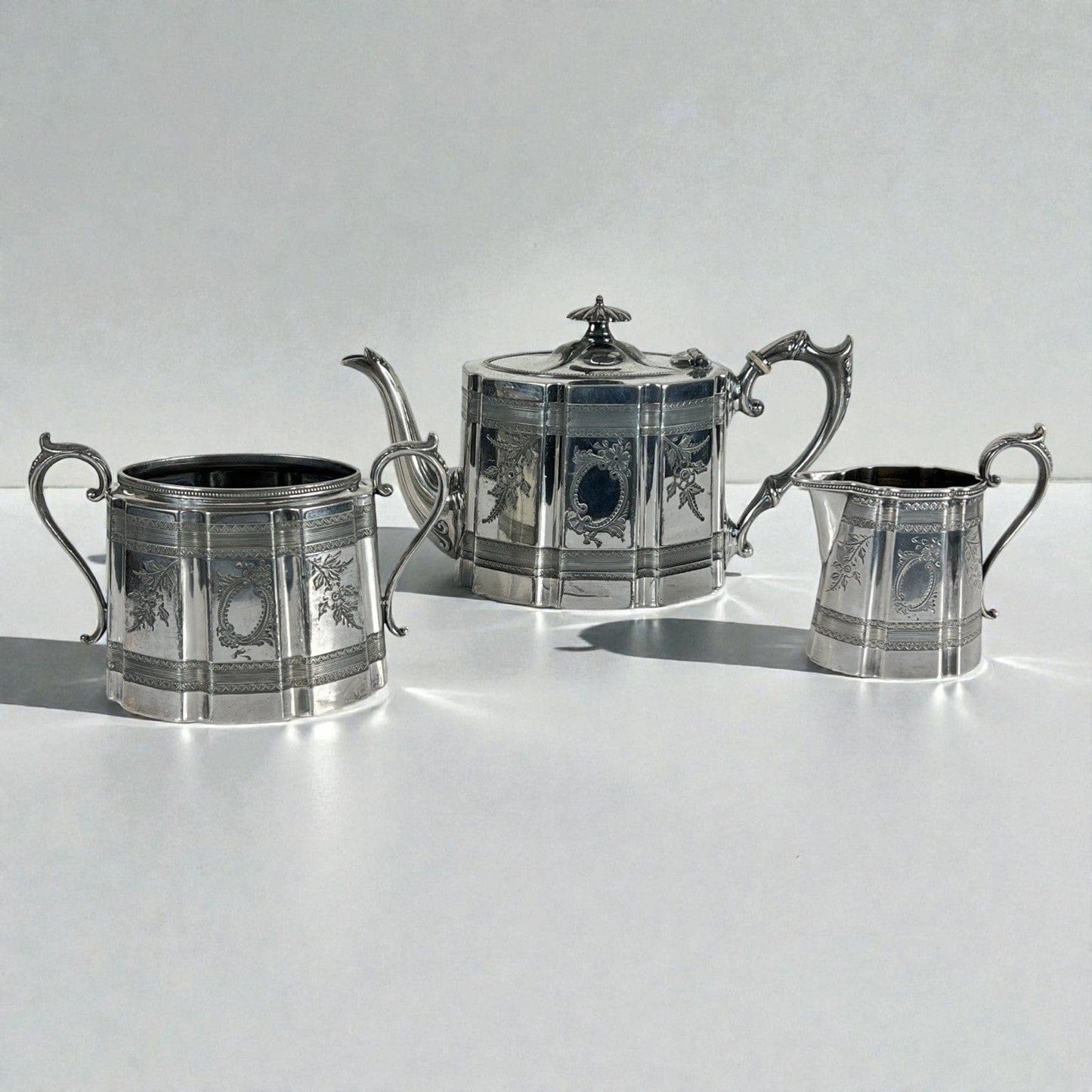 Antico Set in argento Sheffield da the tè Teiera Zuccheriera Lattiera epoca 800 Categoria  Sheffield & Argento