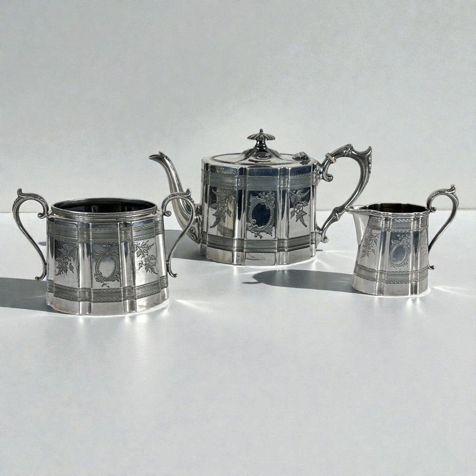 Antico Set in argento Sheffield da the tè Teiera Zuccheriera Lattiera epoca 800 Categoria  Sheffield & Argento