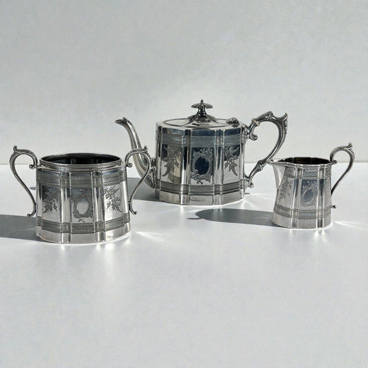 Antico Set in argento Sheffield da the tè Teiera Zuccheriera Lattiera epoca 800 Categoria  Sheffield & Argento