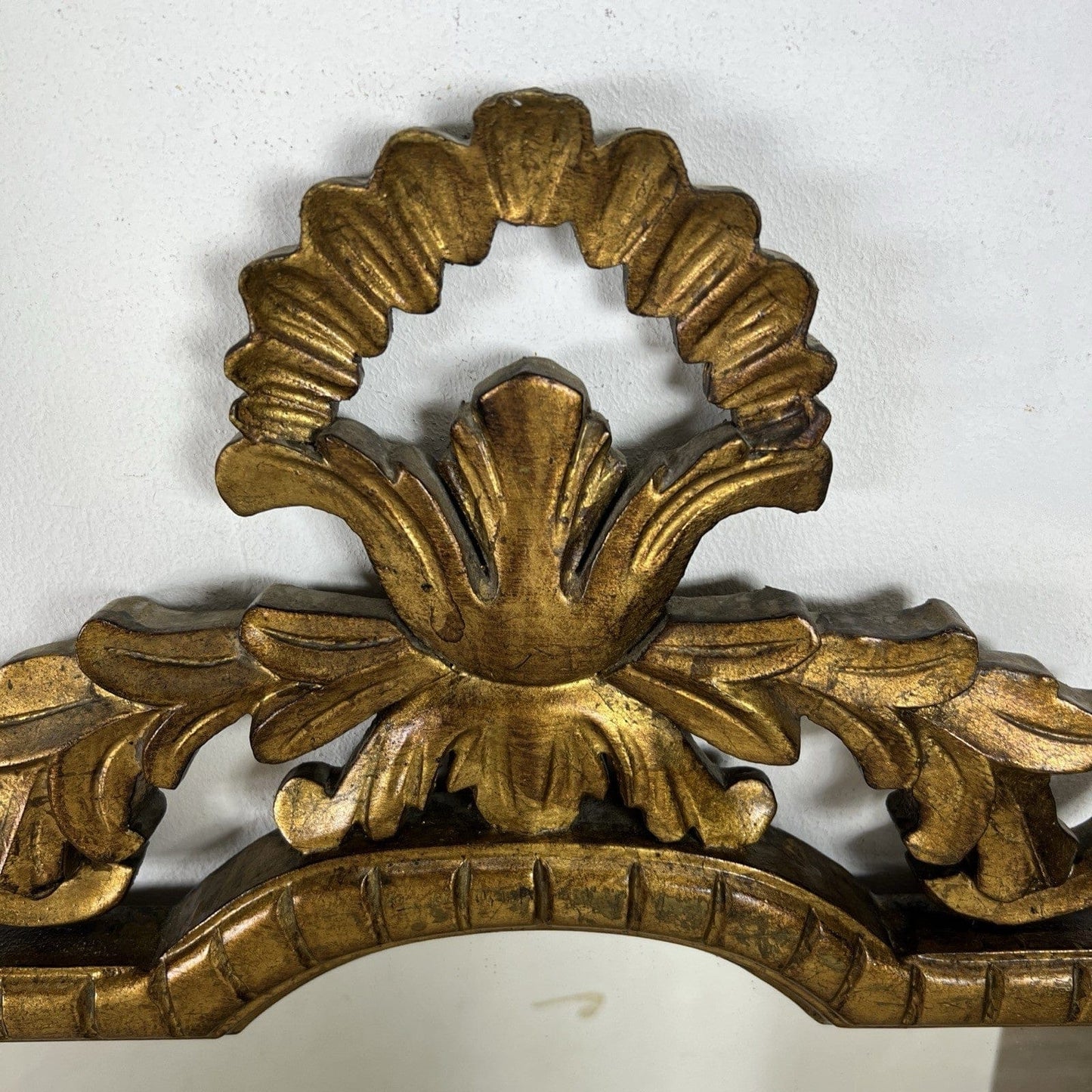 Antico specchio con cornice in legno dorata stile Luigi XVI grande specchiera Categoria  Specchi e Cornici