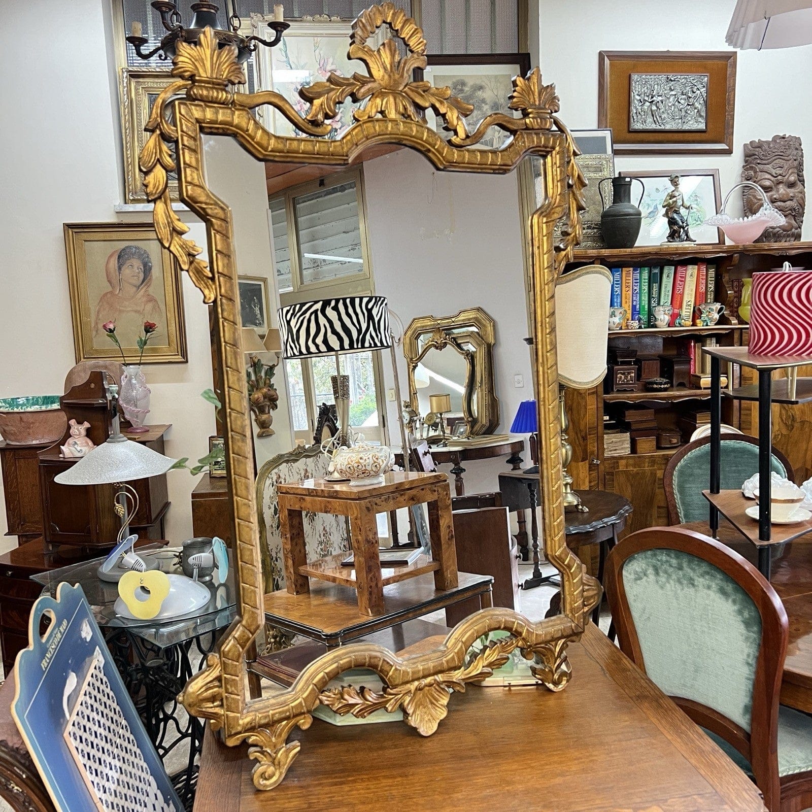 Antico specchio con cornice in legno dorata stile Luigi XVI grande specchiera Categoria  Specchi e Cornici