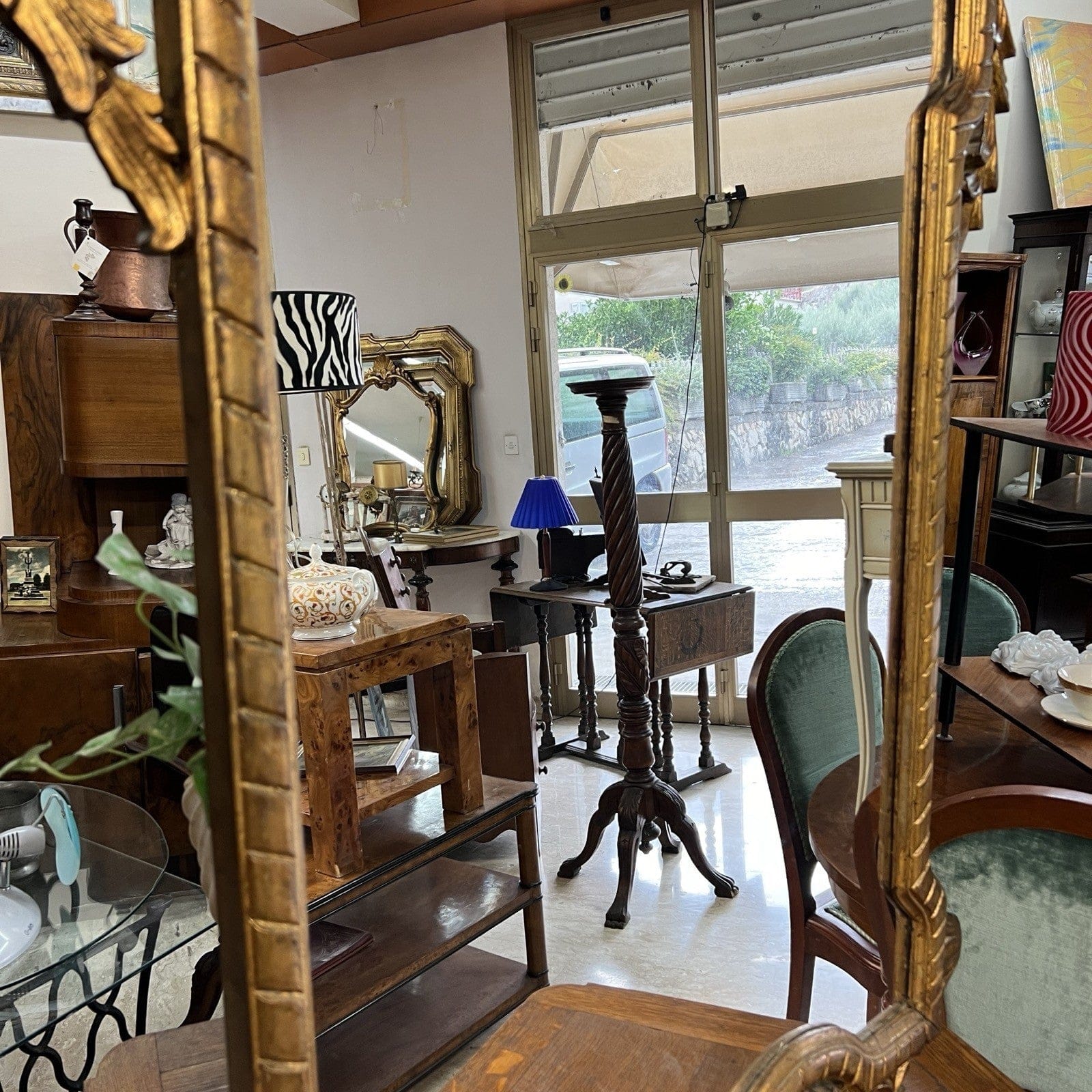 Antico specchio con cornice in legno dorata stile Luigi XVI grande specchiera Categoria  Specchi e Cornici