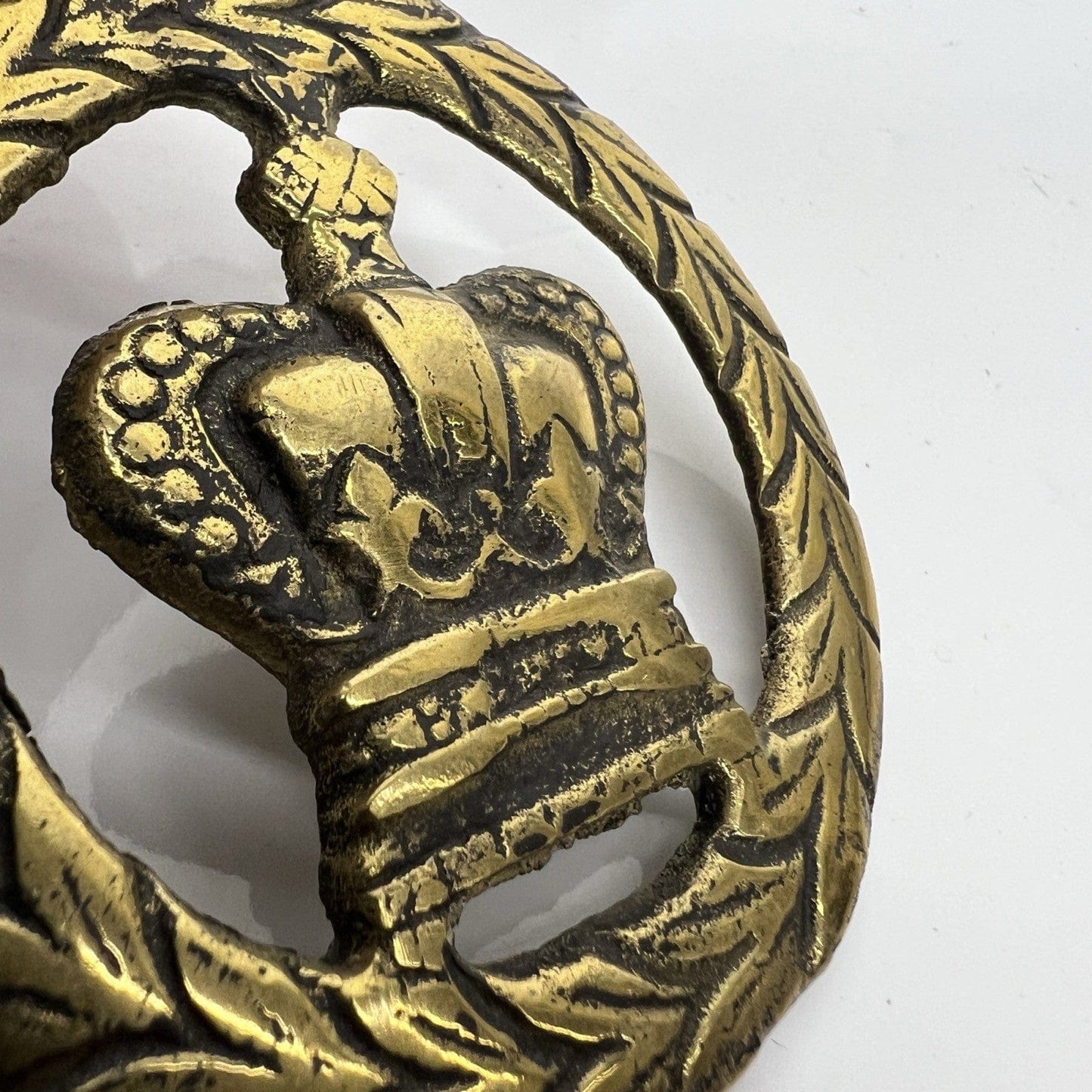 Antico Stemma Corona Reale Inglese fregio decoro in ottone bronzo medaglia 900 Categoria  Finimenti per cavalli
