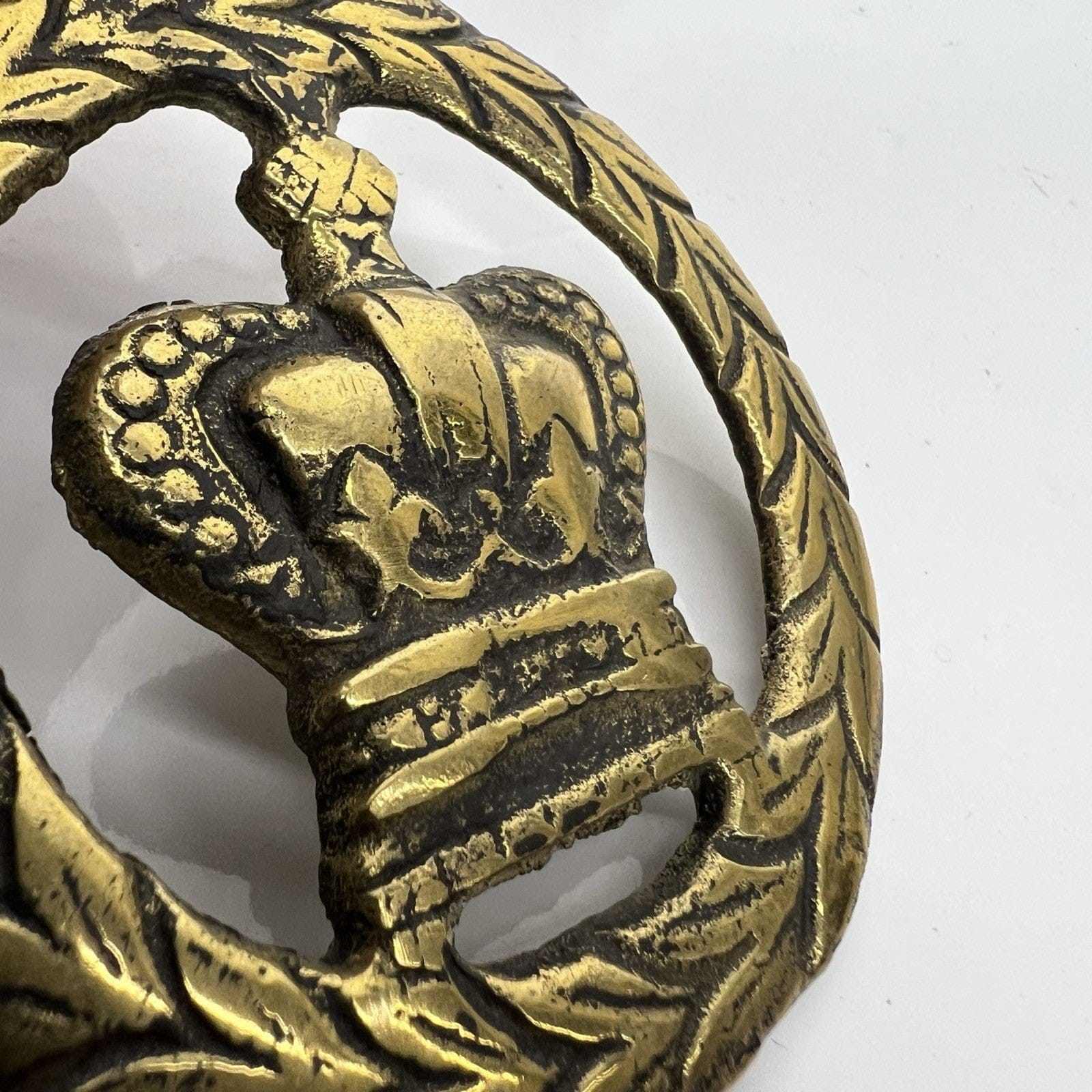 Antico Stemma Corona Reale Inglese fregio decoro in ottone bronzo medaglia 900 Categoria  Finimenti per cavalli