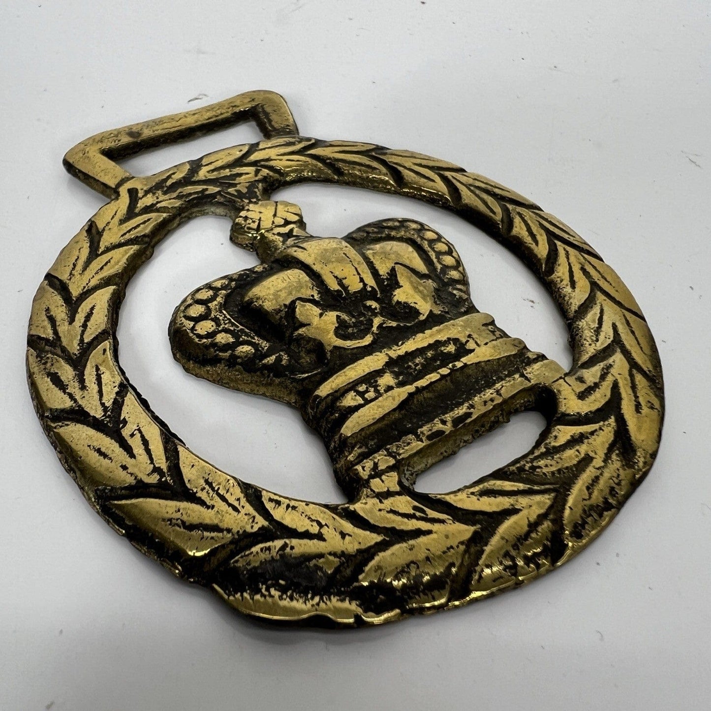 Antico Stemma Corona Reale Inglese fregio decoro in ottone bronzo medaglia 900 Categoria  Finimenti per cavalli