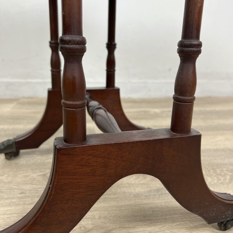 Antico tavolino tavolo con alette a bandelle in legno pelle da salotto comodino Categoria  Arredamento