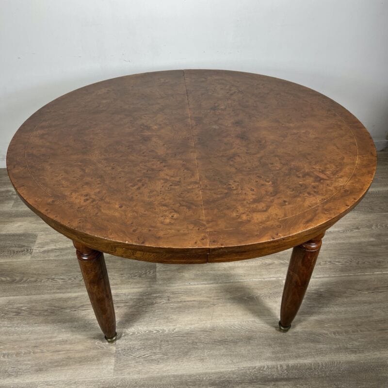 Antico tavolo allungabile da pranzo francese rotondo in legno radica di noce Categoria  Arredamento