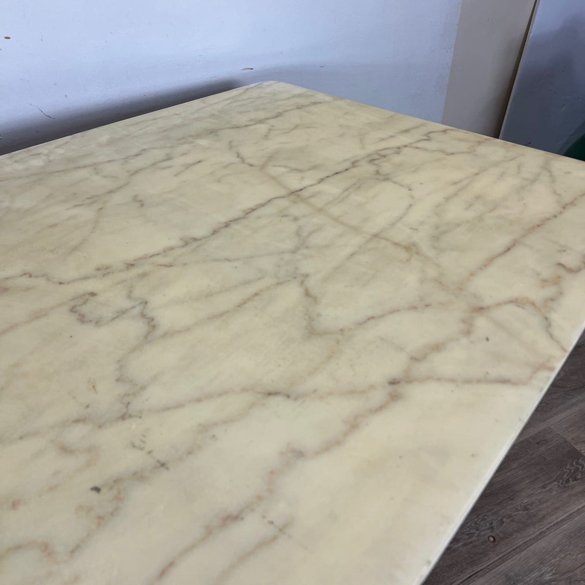 Antico tavolo da pranzo anni 60 70 con grande piano in marmo per sala riunioni Categoria  Tavoli - tavolinetti