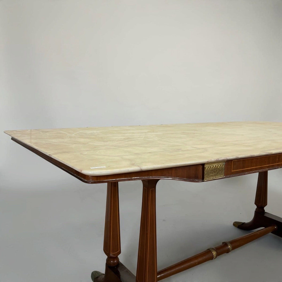 Antico tavolo da pranzo anni 60 70 con grande piano in marmo per sala riunioni Categoria  Tavoli - tavolinetti