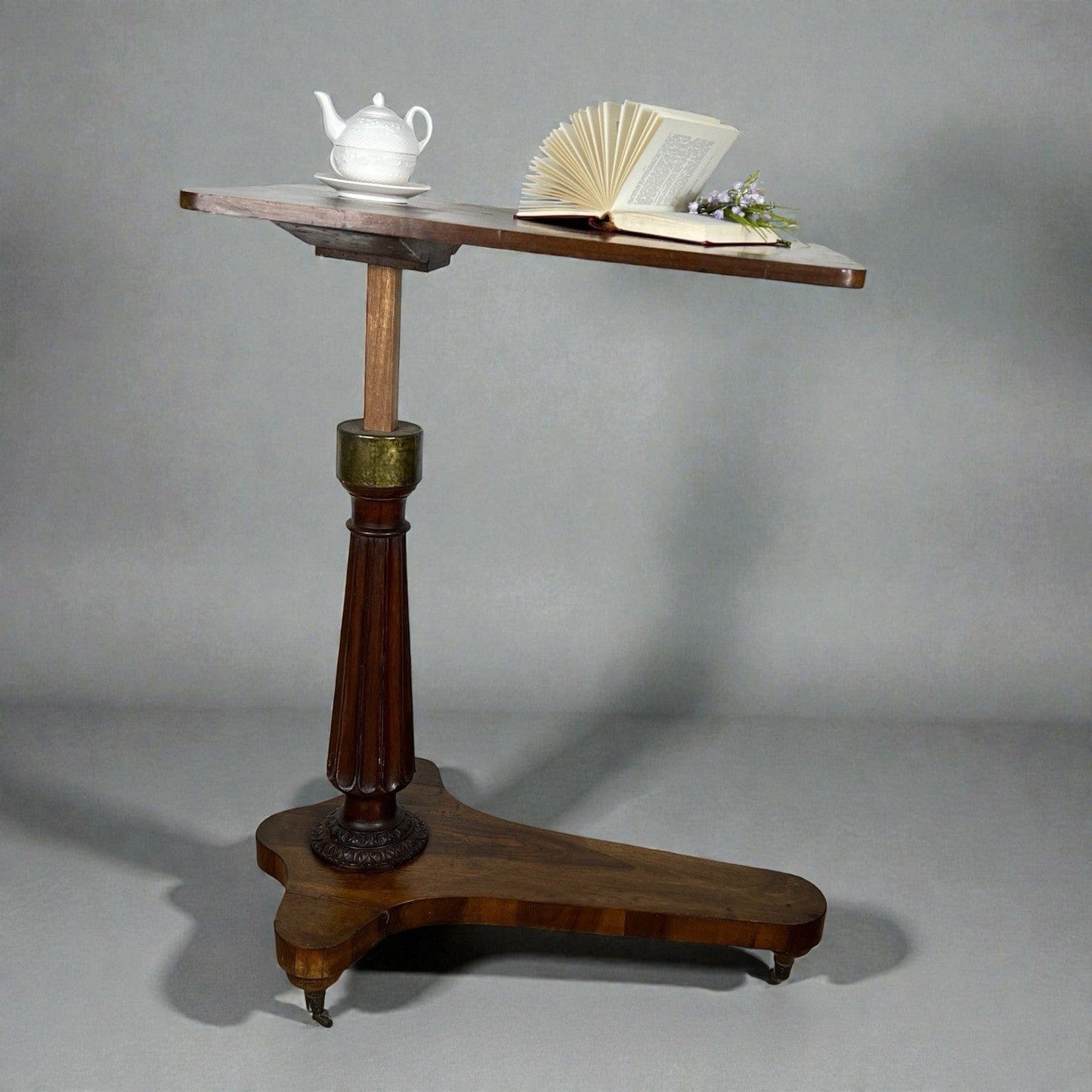 Antico tavolo tavolino da letto per colazione lettura con ruote regolabile 800 Categoria  Tavoli - tavolinetti